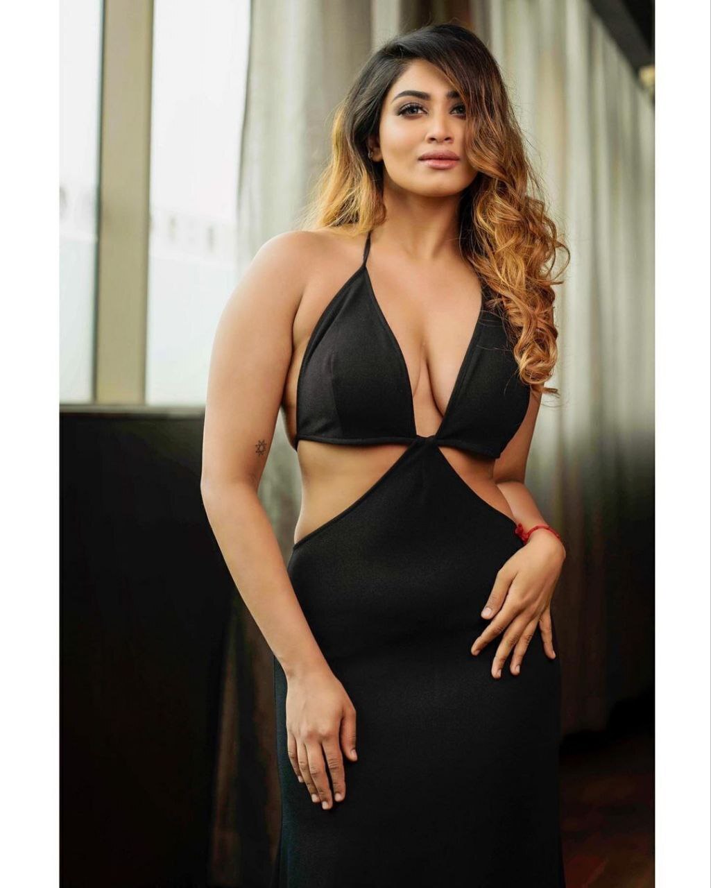 ಹಾಟ್ ಪೋಸ್‌ಗಳೊಂದಿಗೆ ಪಡ್ಡೆ ಹುಡುಗರ ನಿದ್ದೆಗೆಡಿಸುತ್ತಿರುವ ನಟಿ ಶಿವಾನಿ ನಾರಾಯಣನ್