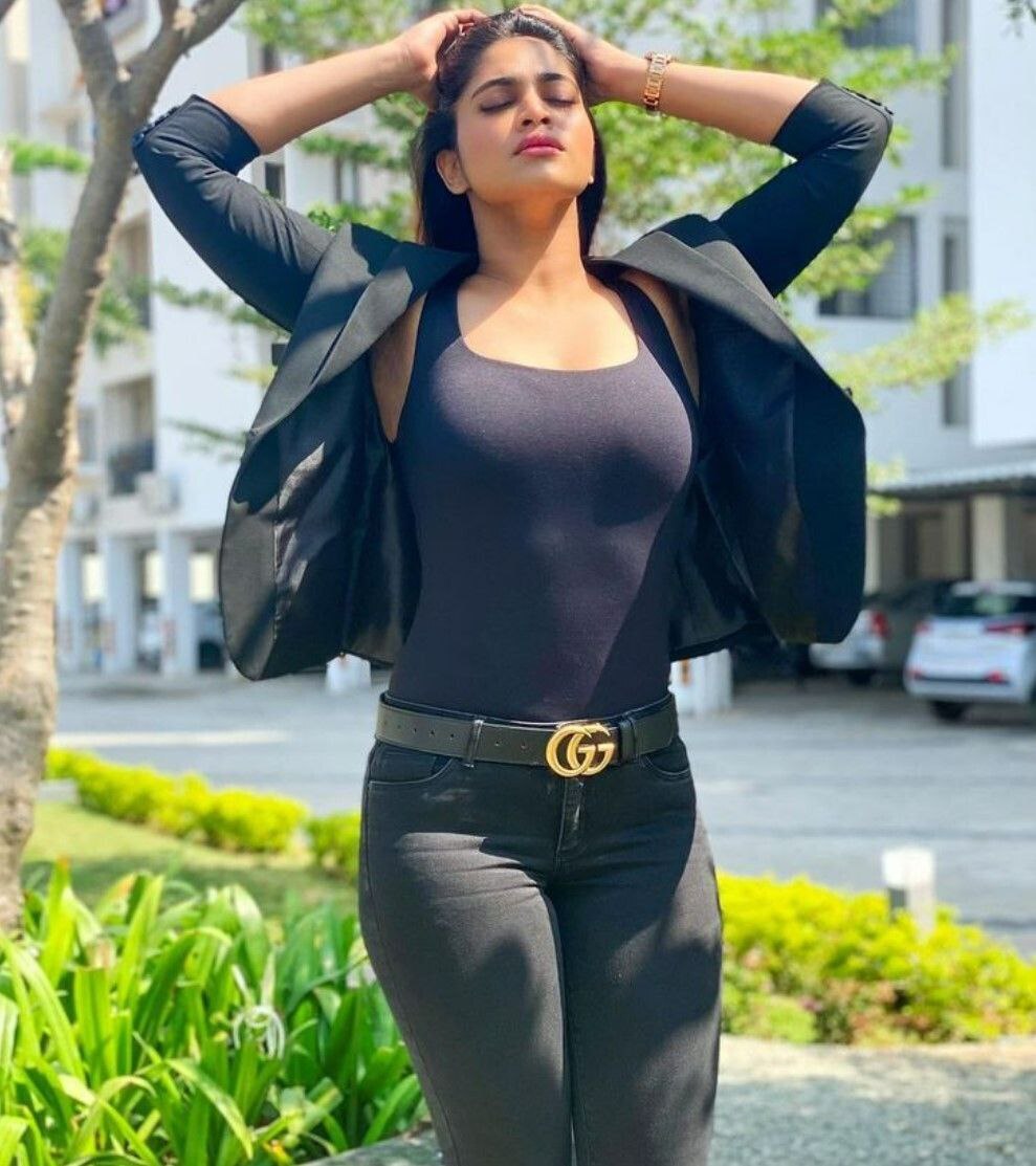 ಹಾಟ್ ಪೋಸ್‌ಗಳೊಂದಿಗೆ ಪಡ್ಡೆ ಹುಡುಗರ ನಿದ್ದೆಗೆಡಿಸುತ್ತಿರುವ ನಟಿ ಶಿವಾನಿ ನಾರಾಯಣನ್