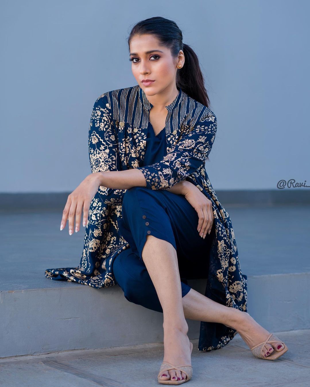 పొట్టి బట్టలతో లెగ్స్ అందాలు చూపిస్తున్న రష్మి.. లేటెస్ట్ గ్లామరస్ ఫొటోస్ వైరల్