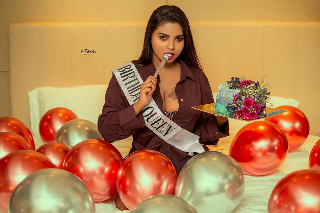 PHOTOS : பிறந்தநாள் அதுவுமா பொழுதே போகல…முரட்டுத்தனமா போஸ் கொடுத்த டிக்டாக் இலக்கியா!