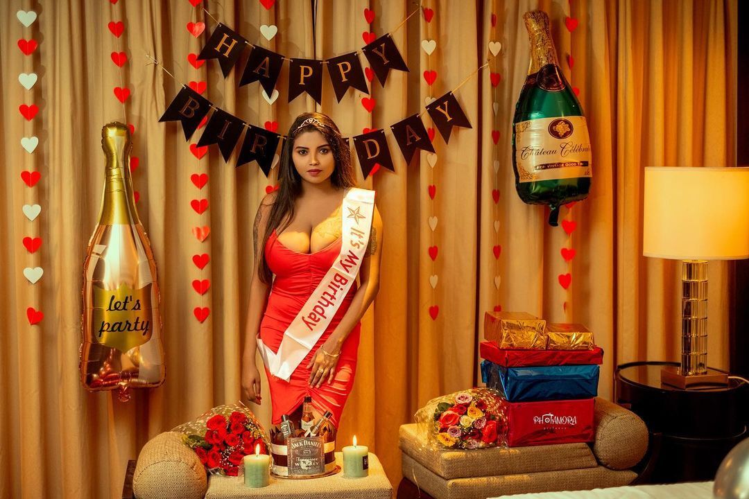 PHOTOS : பிறந்தநாள் அதுவுமா பொழுதே போகல…முரட்டுத்தனமா போஸ் கொடுத்த டிக்டாக் இலக்கியா!