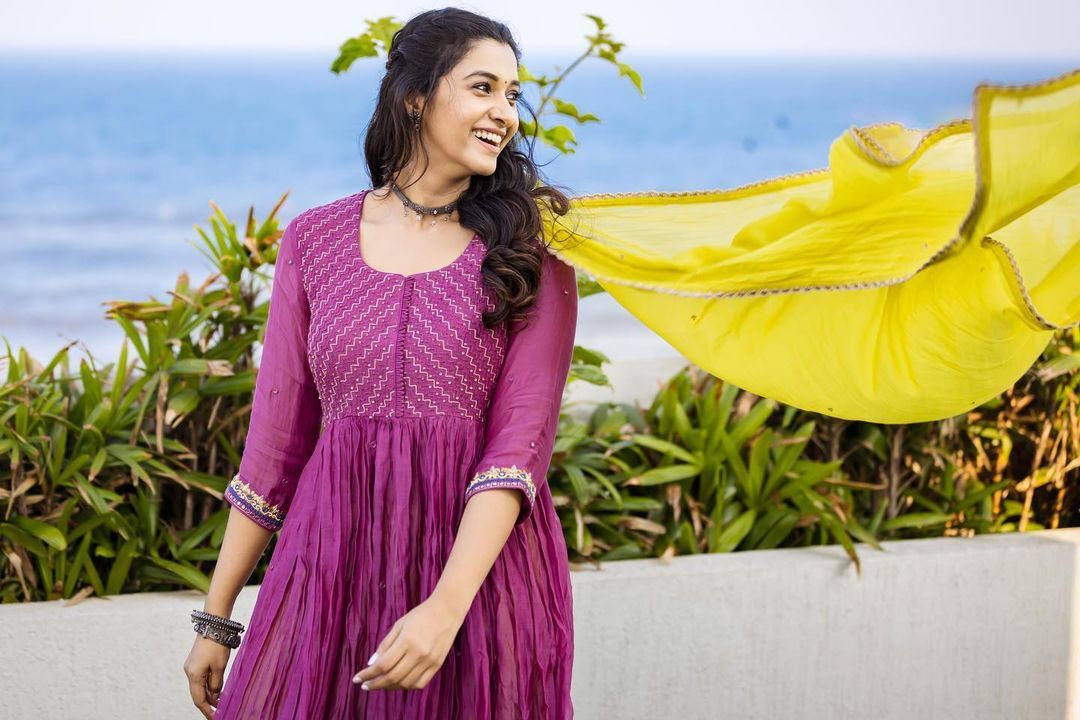 கருப்பு வெள்ளையில் தகதகவென மின்னிய பிரியா பவானி சங்கர்.. மனம் சொக்கிய ரசிகர்கள்!