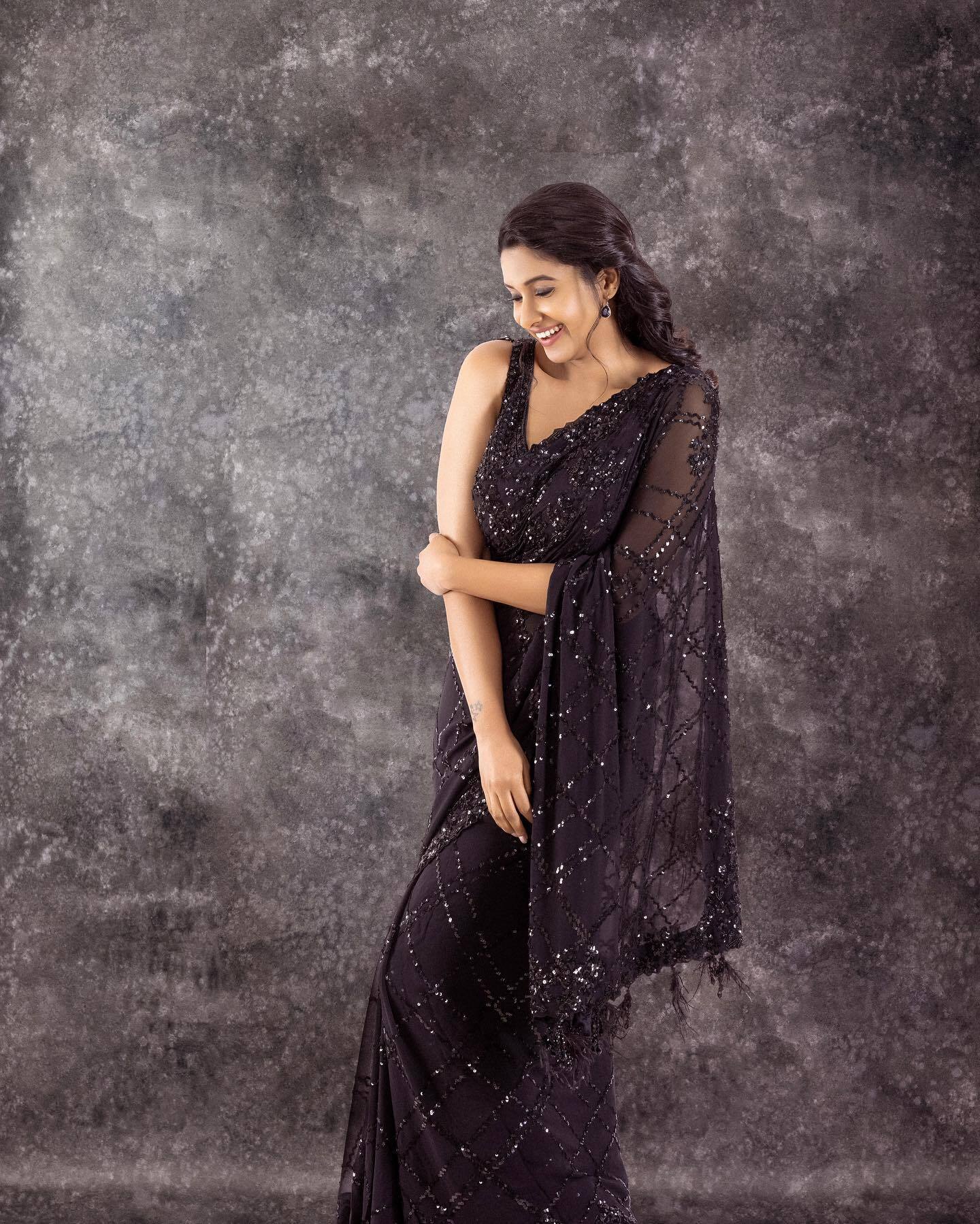 கருப்பு வெள்ளையில் தகதகவென மின்னிய பிரியா பவானி சங்கர்.. மனம் சொக்கிய ரசிகர்கள்!