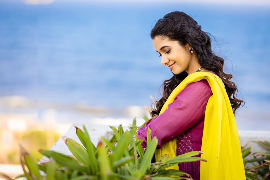 கருப்பு வெள்ளையில் தகதகவென மின்னிய பிரியா பவானி சங்கர்.. மனம் சொக்கிய ரசிகர்கள்!