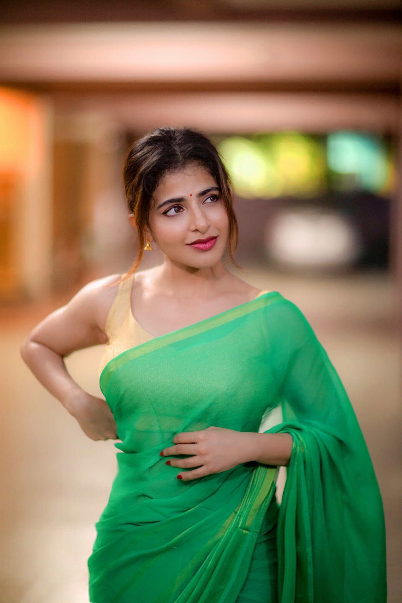 Iswarya Menon చీరకట్టులో ఐశ్వర్య మీనన్.. స్లీవ్‌లెస్ జాకెట్‌లో ఒంపు సొంపుల ప్రదర్శన 