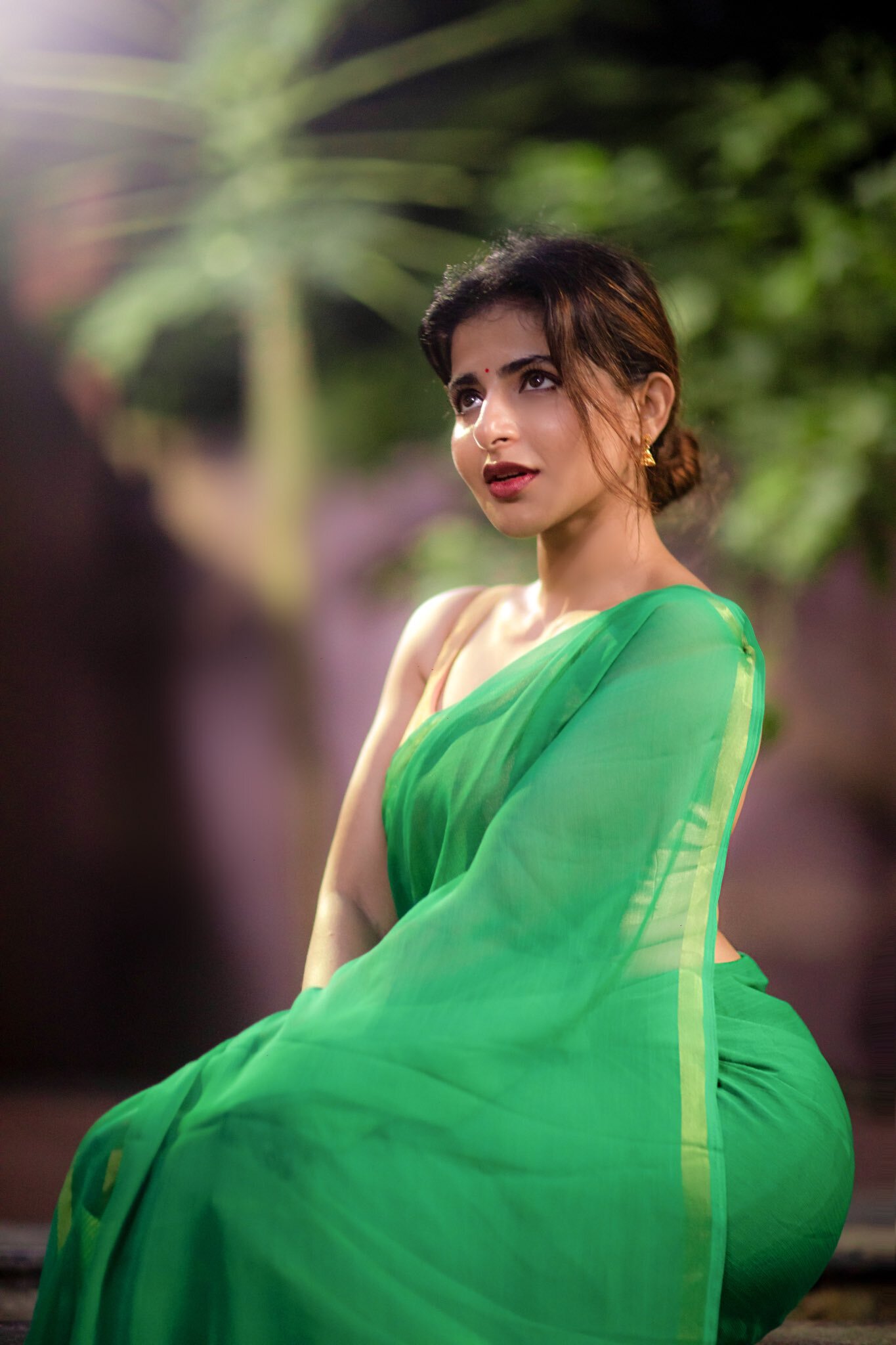 Iswarya Menon చీరకట్టులో ఐశ్వర్య మీనన్.. స్లీవ్‌లెస్ జాకెట్‌లో ఒంపు సొంపుల ప్రదర్శన 