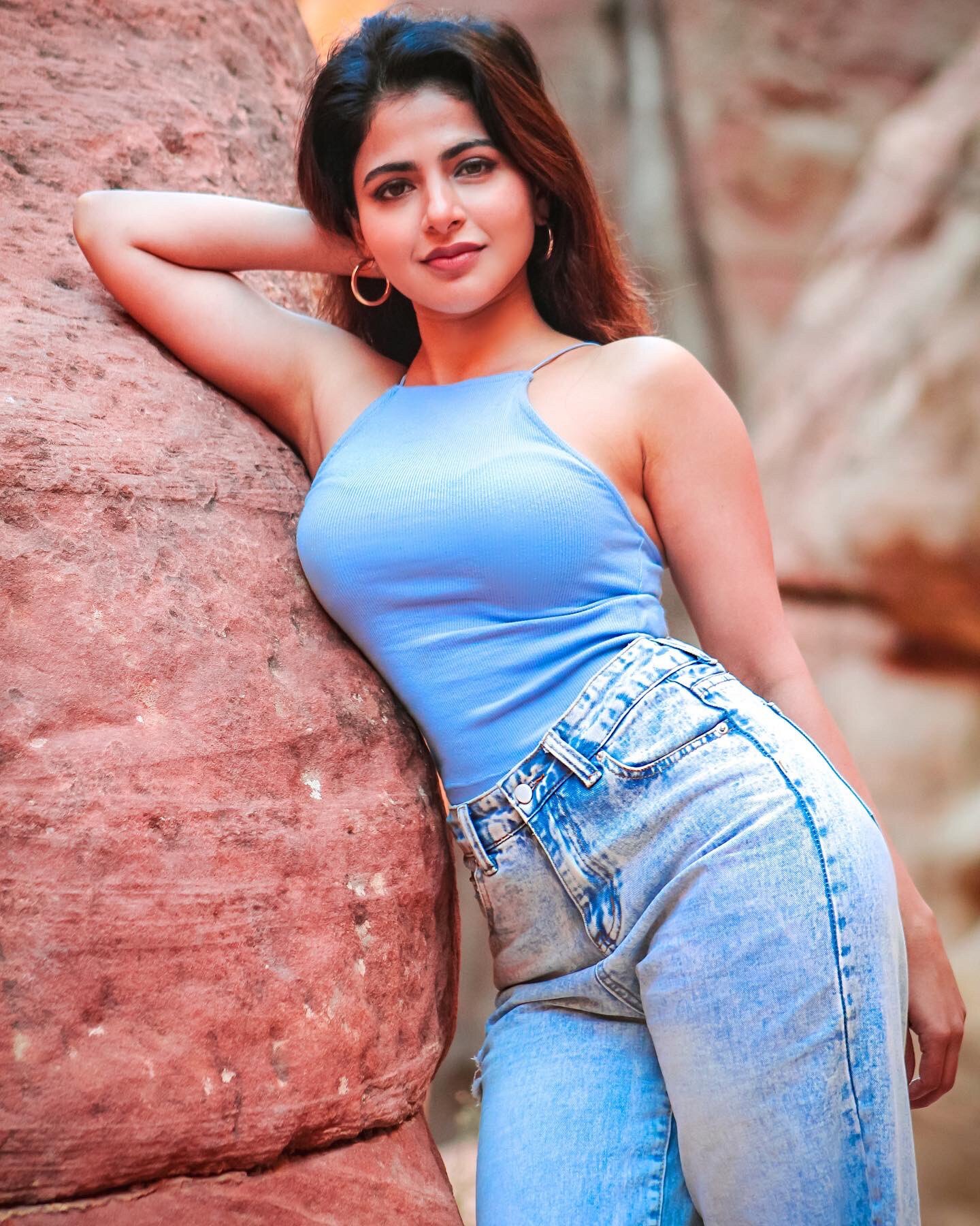 Iswarya Menon చీరకట్టులో ఐశ్వర్య మీనన్.. స్లీవ్‌లెస్ జాకెట్‌లో ఒంపు సొంపుల ప్రదర్శన 