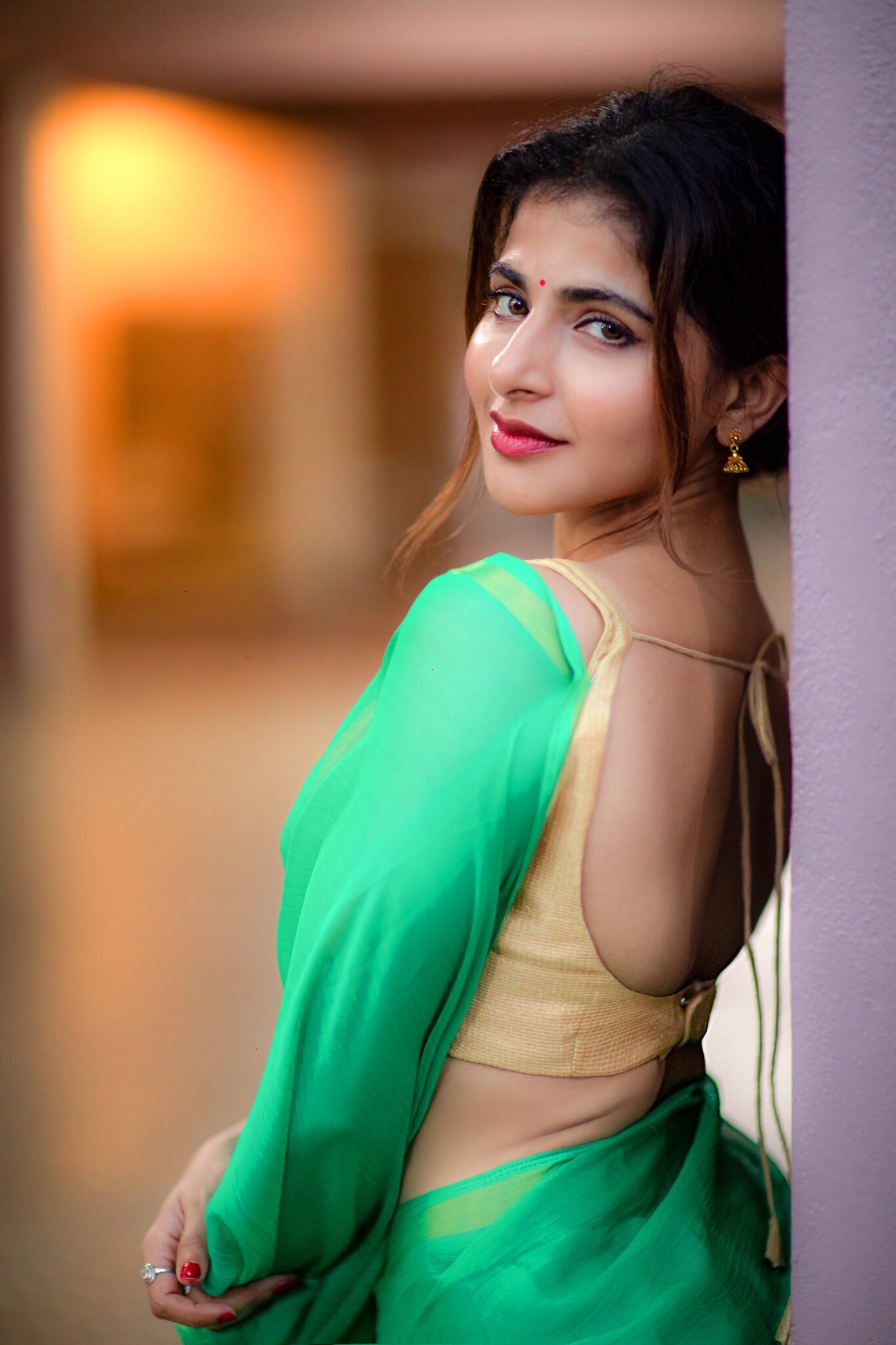 Iswarya Menon చీరకట్టులో ఐశ్వర్య మీనన్.. స్లీవ్‌లెస్ జాకెట్‌లో ఒంపు సొంపుల ప్రదర్శన 