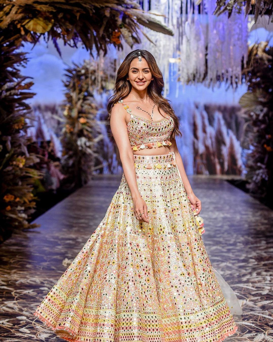 Rakul Preet Singh: ఉప్పొంగే ఎద అందాలతో రకుల్ హాట్ షో.. ఫొటోలు వైరల్!