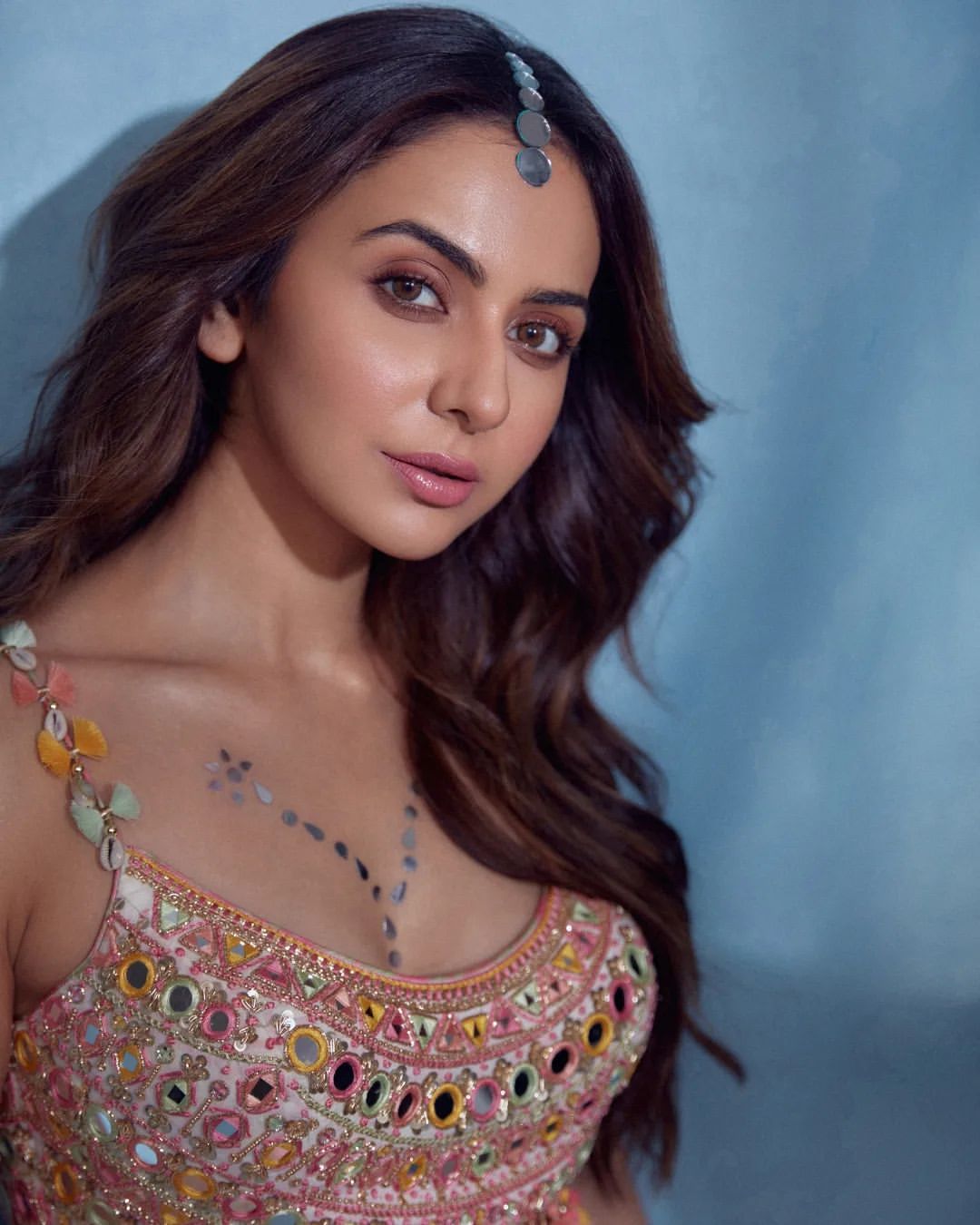 Rakul Preet Singh: ఉప్పొంగే ఎద అందాలతో రకుల్ హాట్ షో.. ఫొటోలు వైరల్!