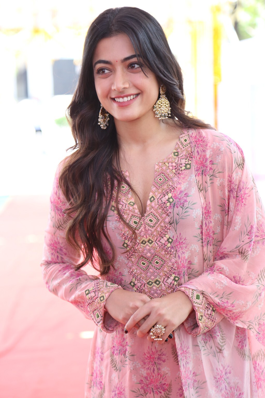 Rashmika Mandanna రష్మిక మందన్న బోల్డ్ ఫోటోలు.. గ్లామర్ ట్రీట్‌తో శ్రీవల్లి!