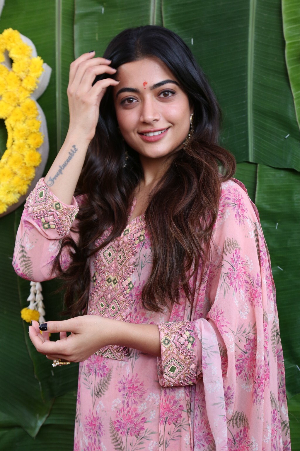 Rashmika Mandanna రష్మిక మందన్న బోల్డ్ ఫోటోలు.. గ్లామర్ ట్రీట్‌తో శ్రీవల్లి!