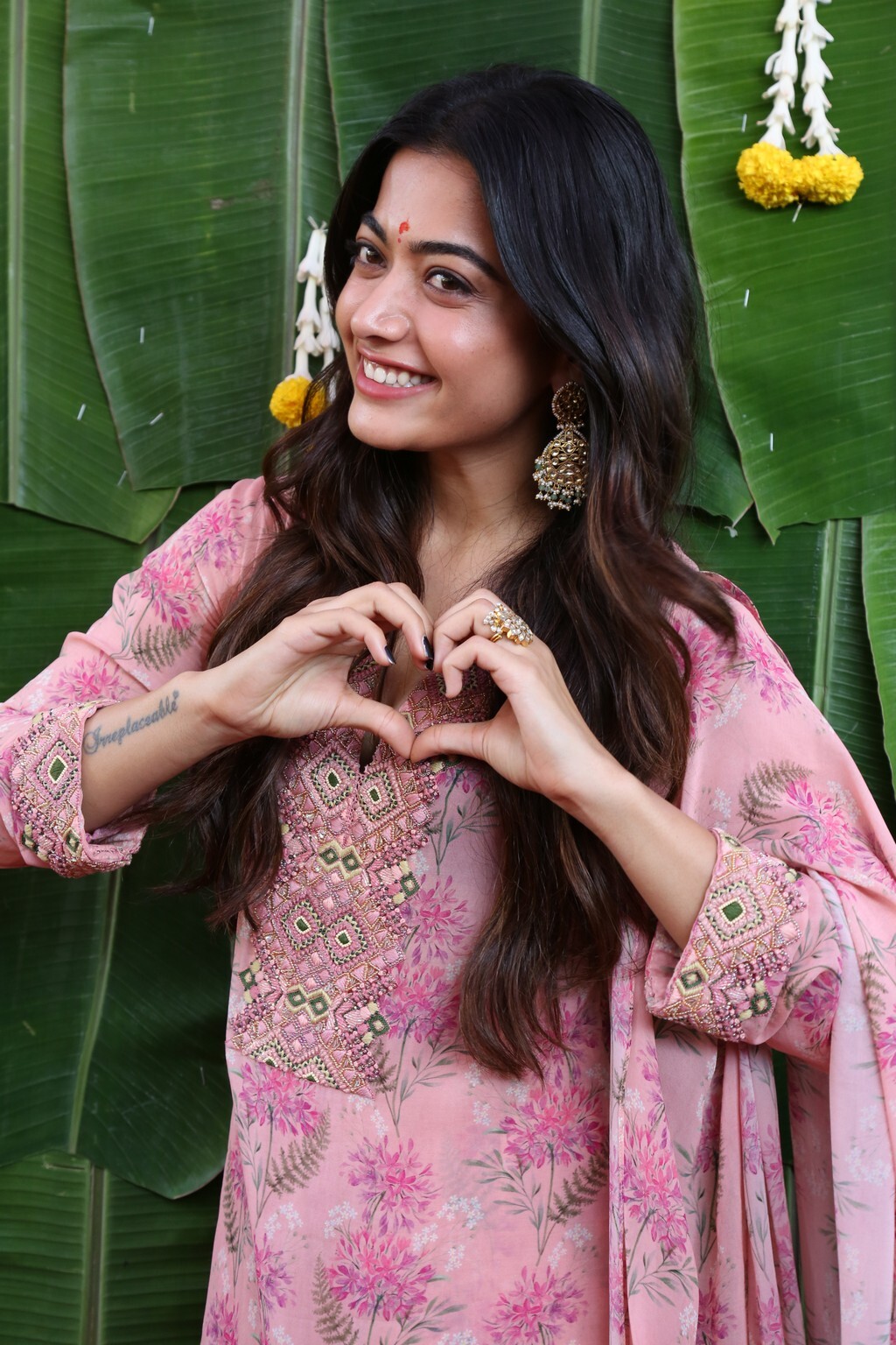 Rashmika Mandanna రష్మిక మందన్న బోల్డ్ ఫోటోలు.. గ్లామర్ ట్రీట్‌తో