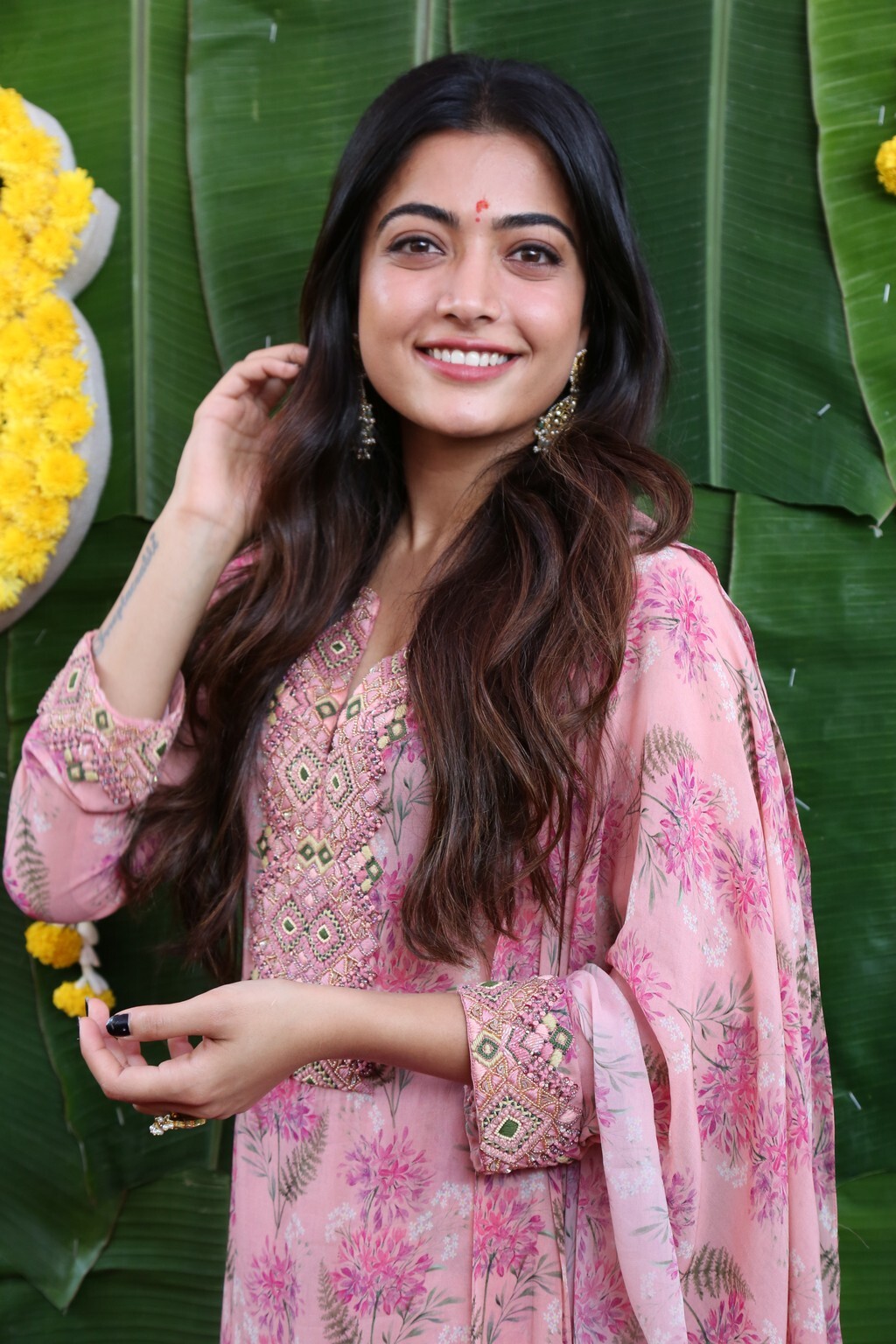 Rashmika Mandanna రష్మిక మందన్న బోల్డ్ ఫోటోలు.. గ్లామర్ ట్రీట్‌తో శ్రీవల్లి!