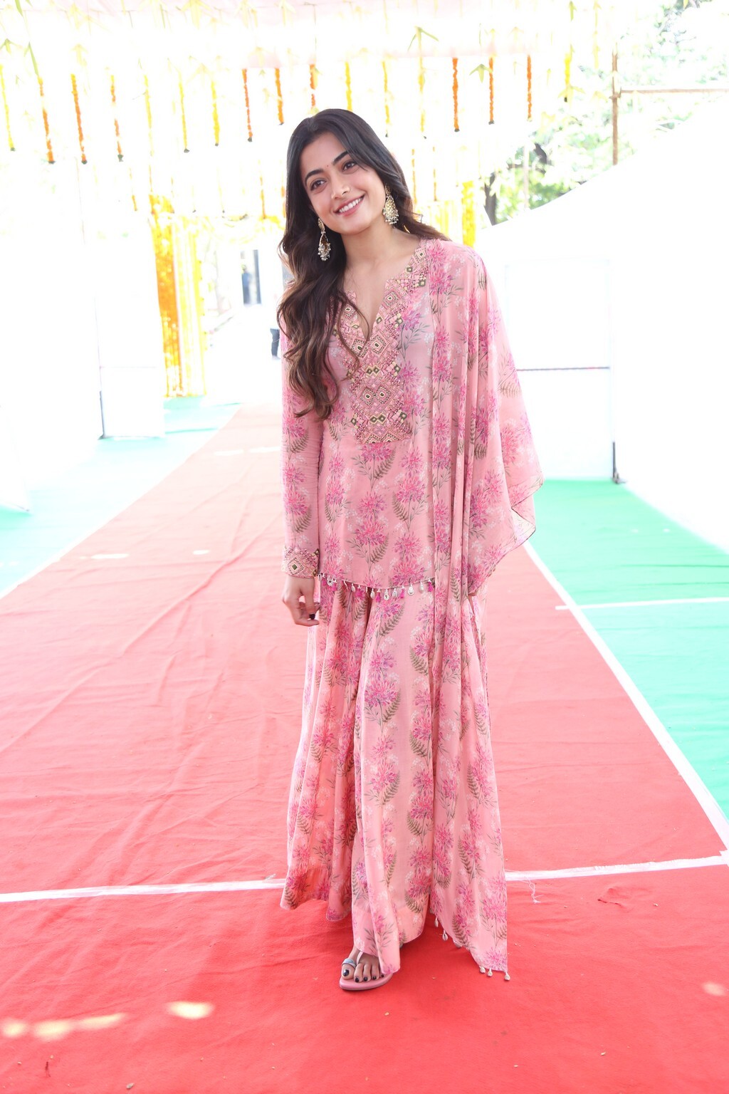 Rashmika Mandanna రష్మిక మందన్న బోల్డ్ ఫోటోలు.. గ్లామర్ ట్రీట్‌తో శ్రీవల్లి!