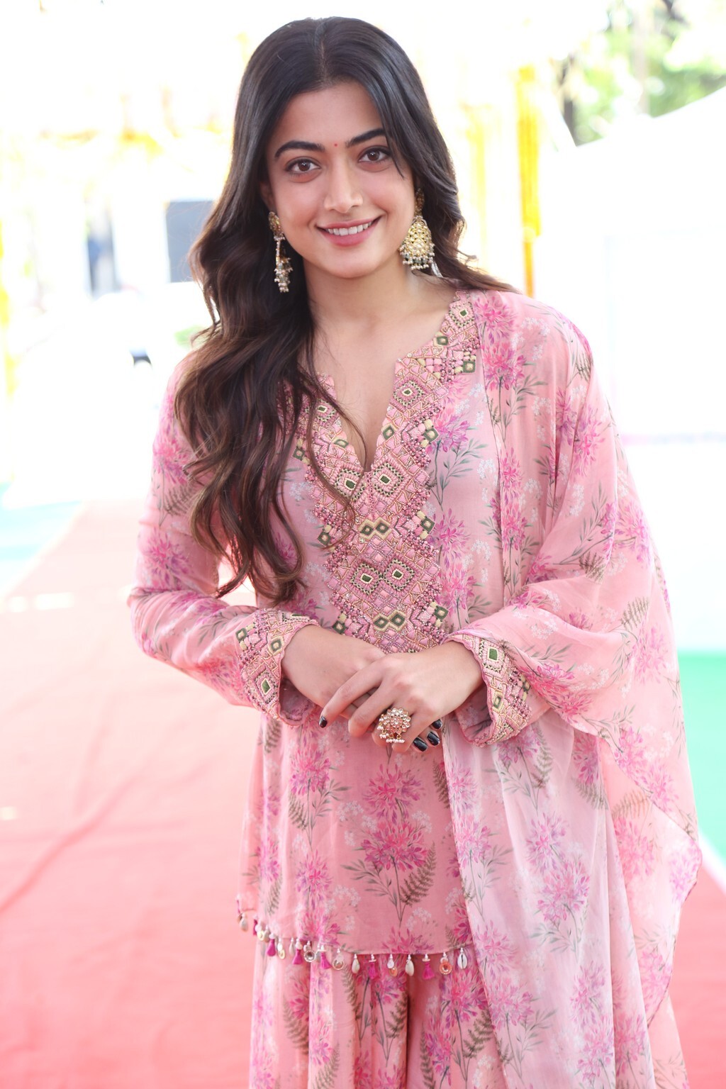 Rashmika Mandanna రష్మిక మందన్న బోల్డ్ ఫోటోలు.. గ్లామర్ ట్రీట్‌తో శ్రీవల్లి!