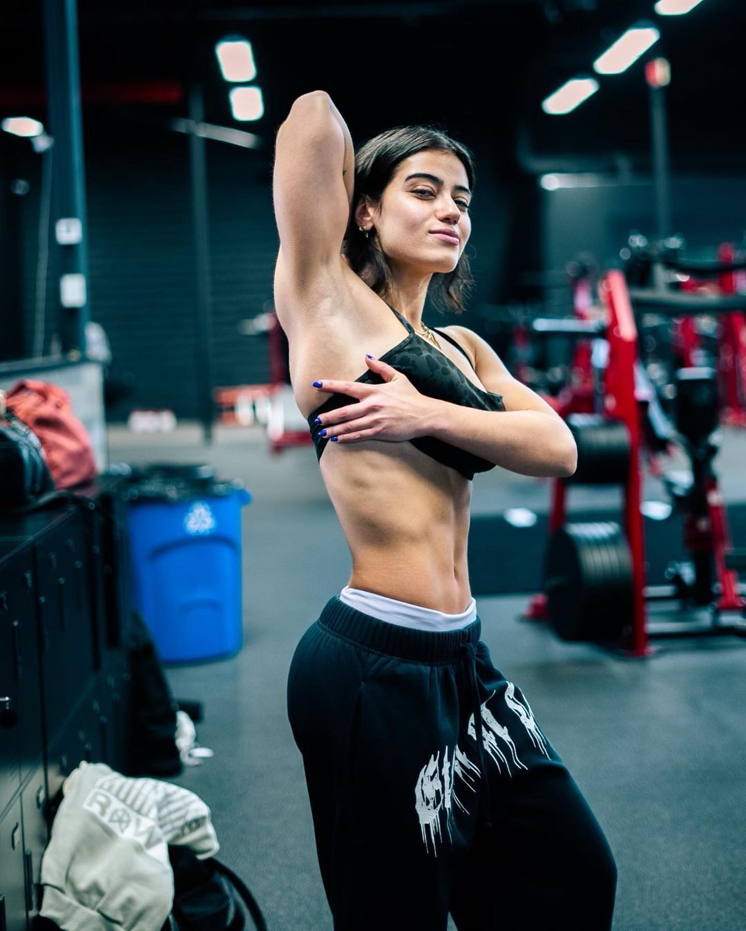 PHOTOS: 21 வயசுல என்னவொரு சிக்ஸ்பேக்.. சட்டையை தூக்கி ஸ்டன்னாக்கும் சாரா சஃபாரி!