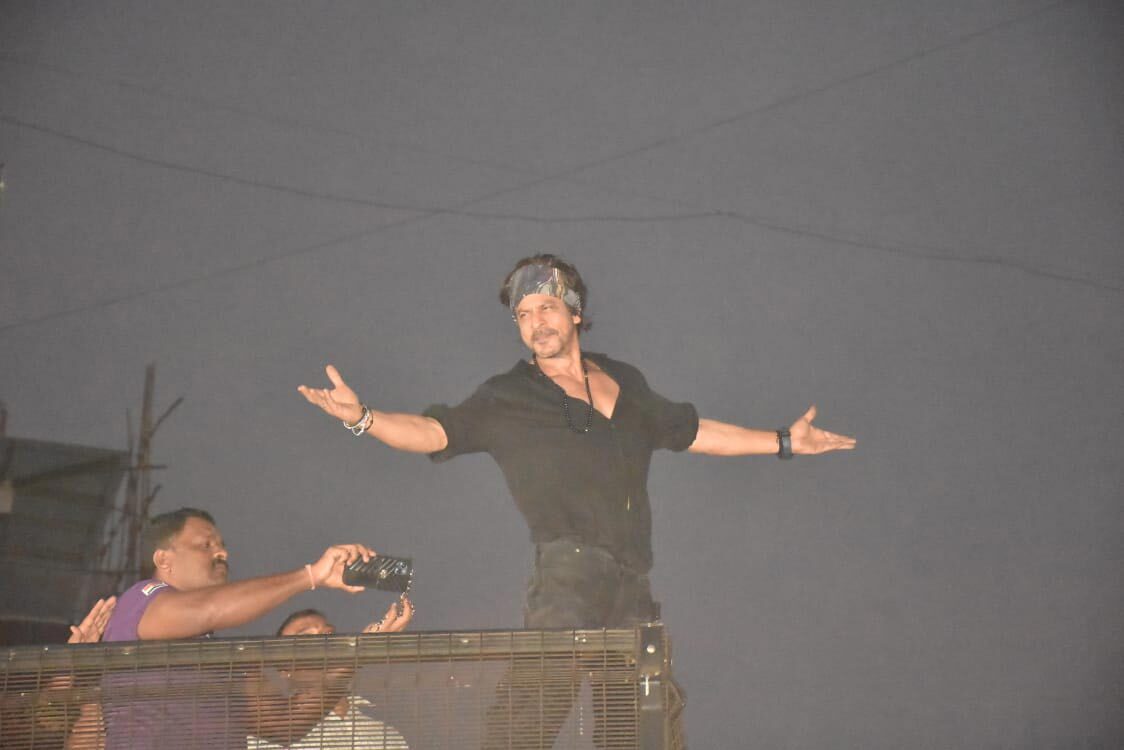 Shah Rukh Khan Meets Acid survivors in Kolkata, fans say ‘King Khan for a Reason.’ See Pics