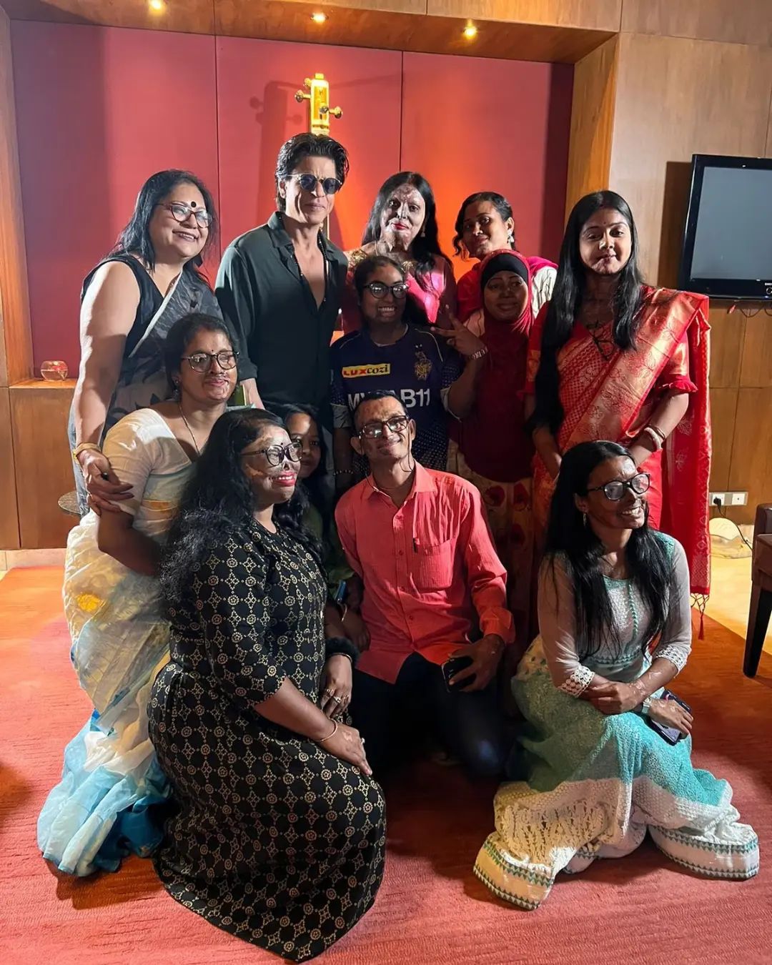 Shah Rukh Khan Meets Acid survivors in Kolkata, fans say ‘King Khan for a Reason.’ See Pics