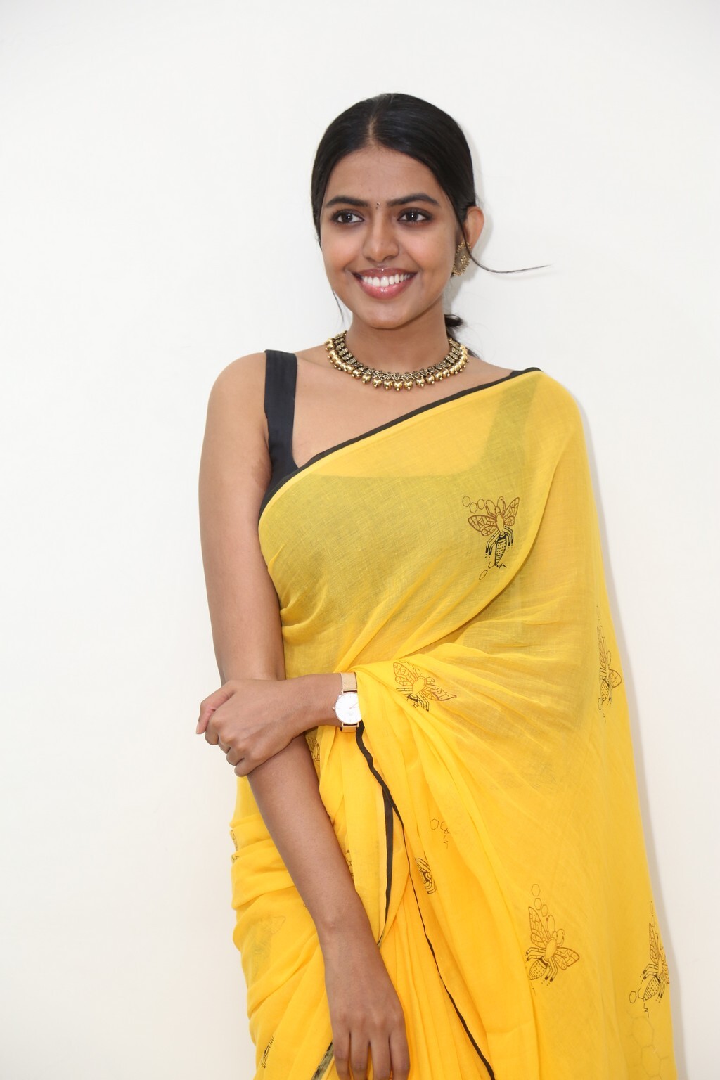Shivani Rajashekar చీరకట్టులో శివానీ స్టన్నింగ్.. స్లీవ్‌లెస్ జాకెట్‌లో ...