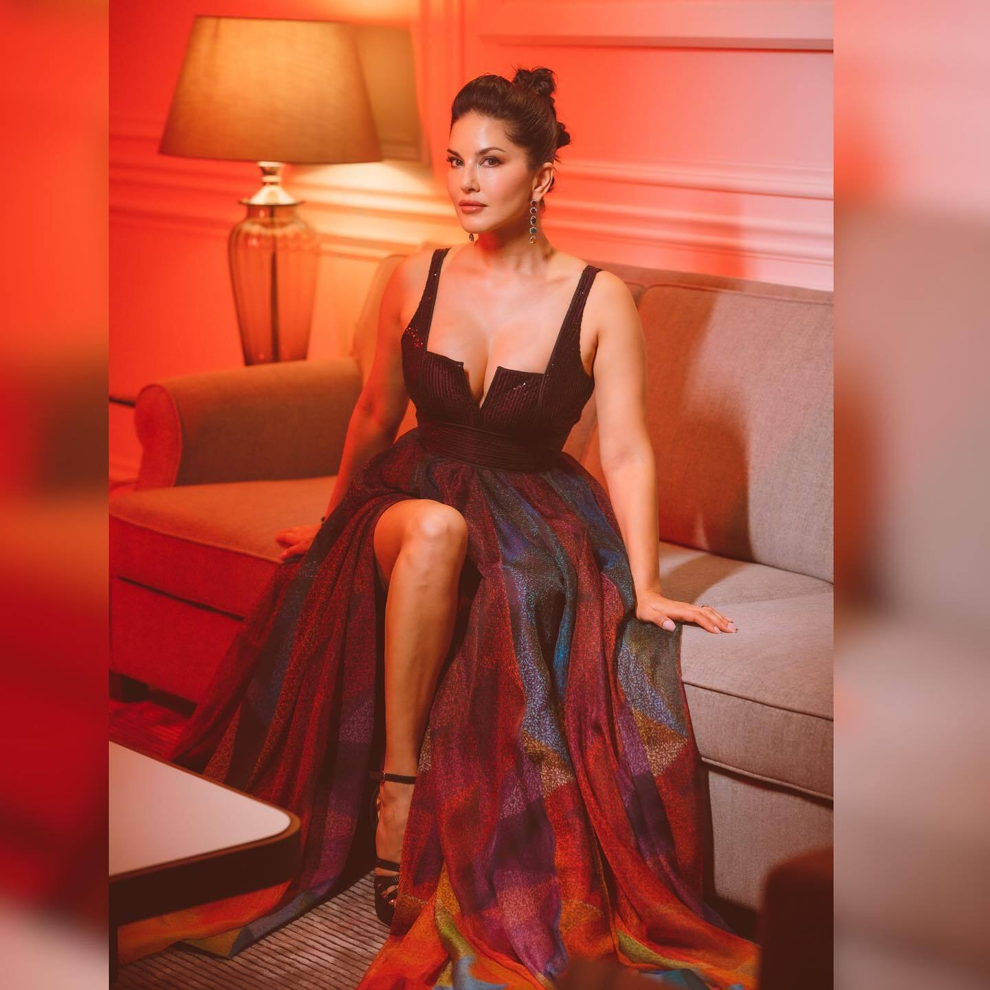 Sunny Leone: सनी लियोन ने ब्लैक डीपनेक ड्रेस मे मचाया कोहराम, हैवी क्लीवेज देख फैन्स ने भरी आंहें