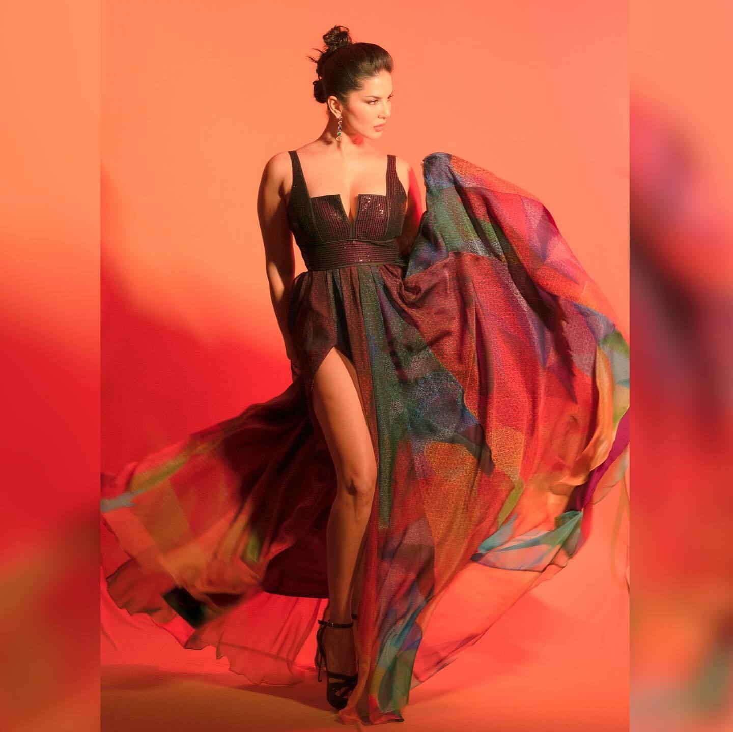 Sunny Leone: सनी लियोन ने ब्लैक डीपनेक ड्रेस मे मचाया कोहराम, हैवी क्लीवेज देख फैन्स ने भरी आंहें