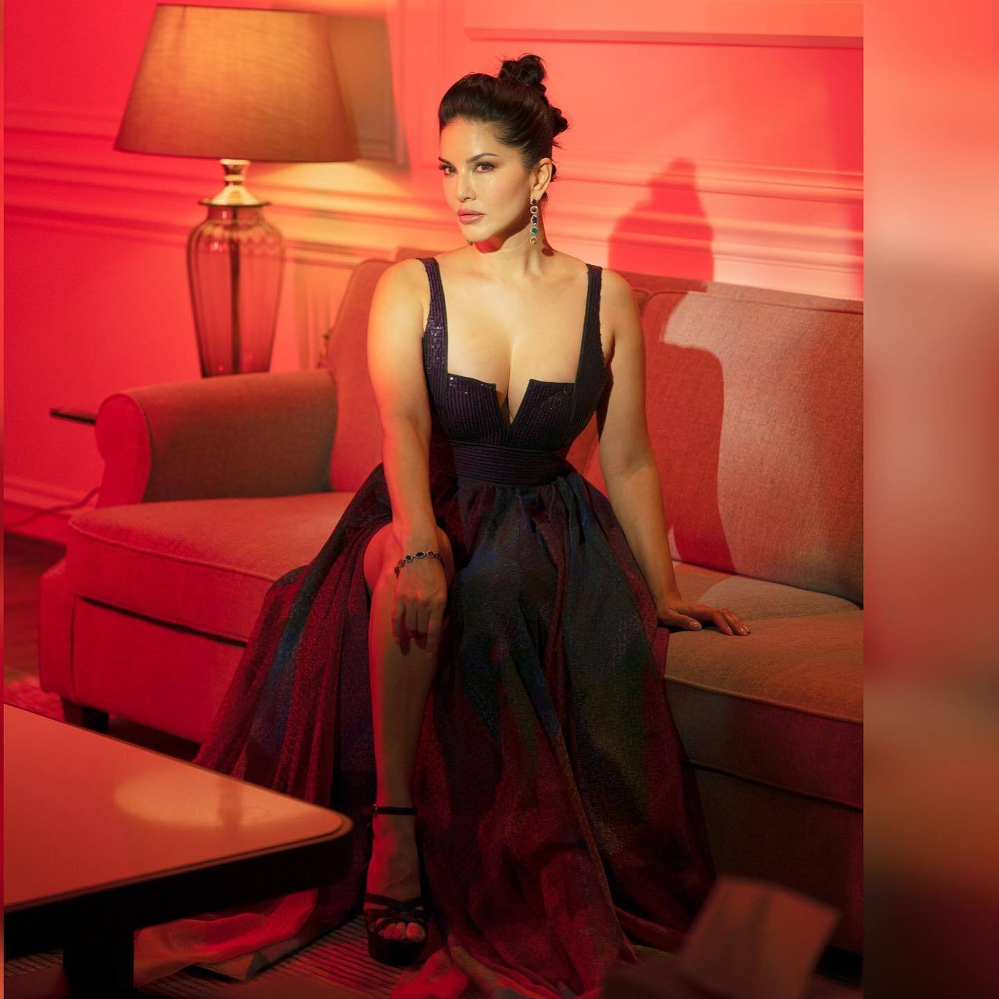 Sunny Leone: सनी लियोन ने ब्लैक डीपनेक ड्रेस मे मचाया कोहराम, हैवी क्लीवेज देख फैन्स ने भरी आंहें