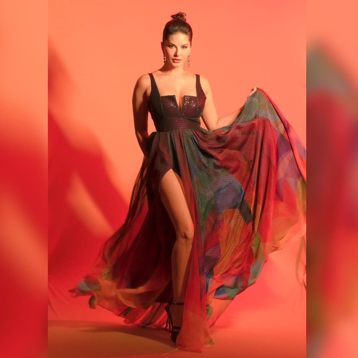 Sunny Leone: सनी लियोन ने ब्लैक डीपनेक ड्रेस मे मचाया कोहराम, हैवी क्लीवेज देख फैन्स ने भरी आंहें