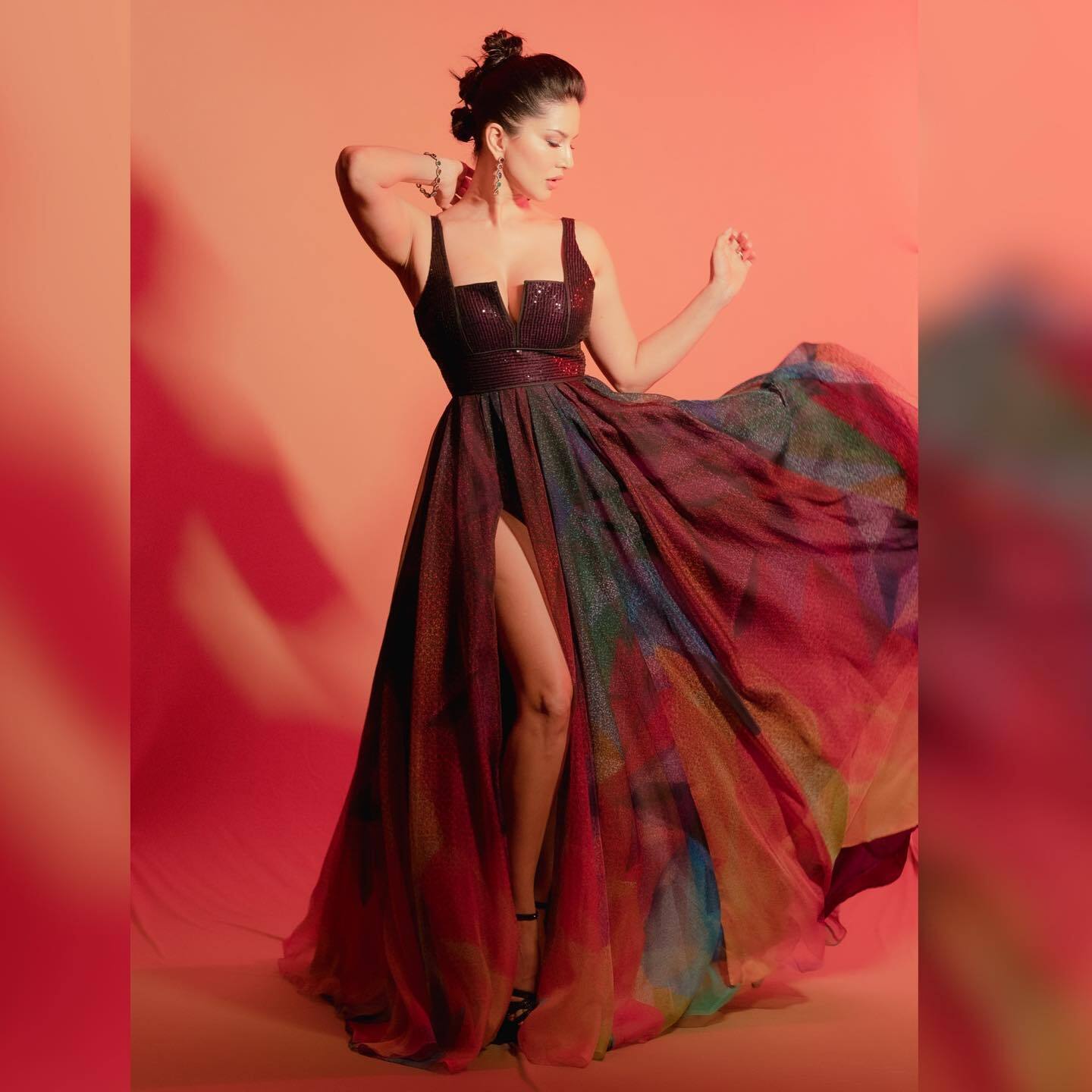 Sunny Leone: सनी लियोन ने ब्लैक डीपनेक ड्रेस मे मचाया कोहराम, हैवी क्लीवेज देख फैन्स ने भरी आंहें