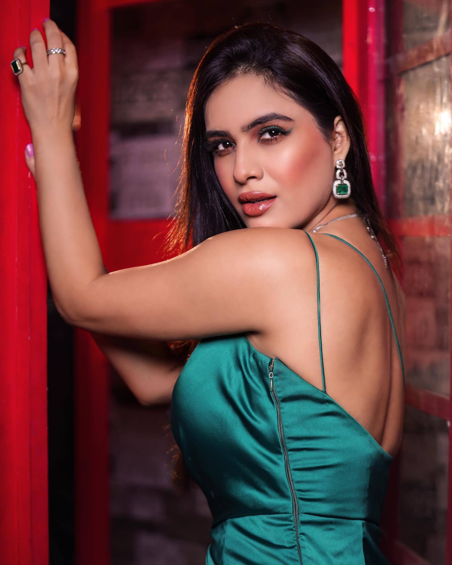 Neha Malik: नेहा मलिक ने ग्रीन टाइट ड्रेस में दिखाया हॉट लुक, तस्वीरों ने इंटरनेट का तापमान किया हाई