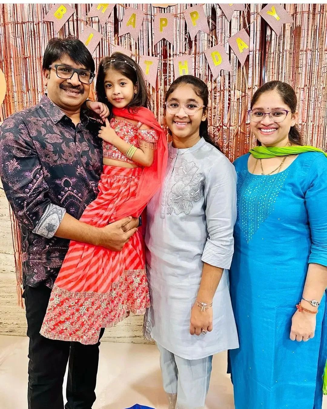 సినీ తారల కుటుంబ సభ్యులను మీరు చూశారా? స్టార్ హీరో, హీరోయిన్ల ఫ్యామిలీ ఫోటోస్ వైరల్