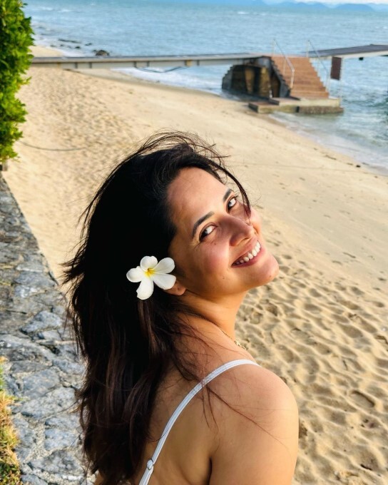 ಬಿಕಿನಿಯಲ್ಲಿ ಅನಸೂಯ ಭಾರಧ್ವಜ್ ಬಿಂದಾಸ್ ಚಿತ್ರಗಳು 