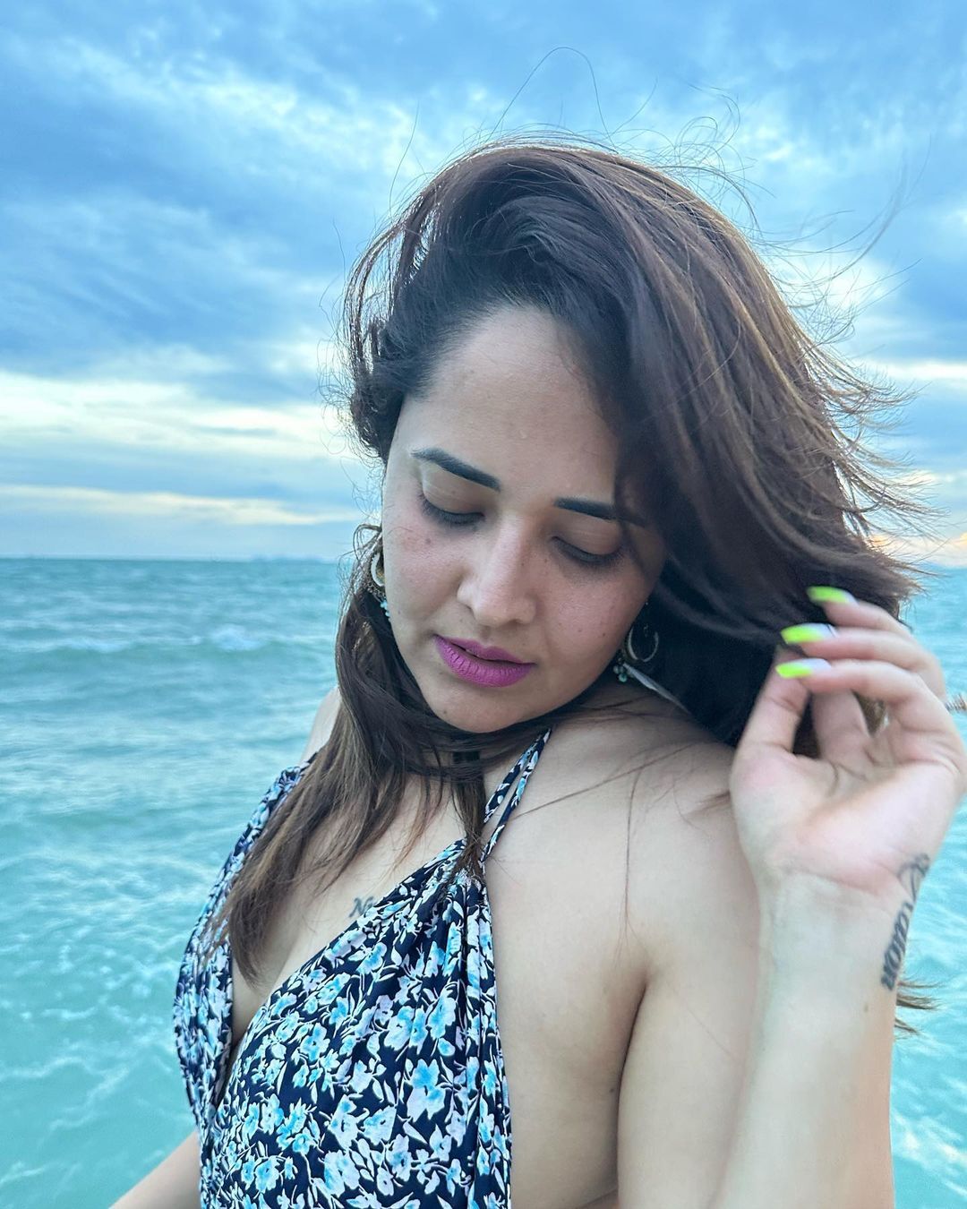 Anasuya Bharadwaj: బీచ్‌లో అనసూయ అందాల బీభత్సం.. పై నుంచి కింది వరకు చూపిస్తూ!
