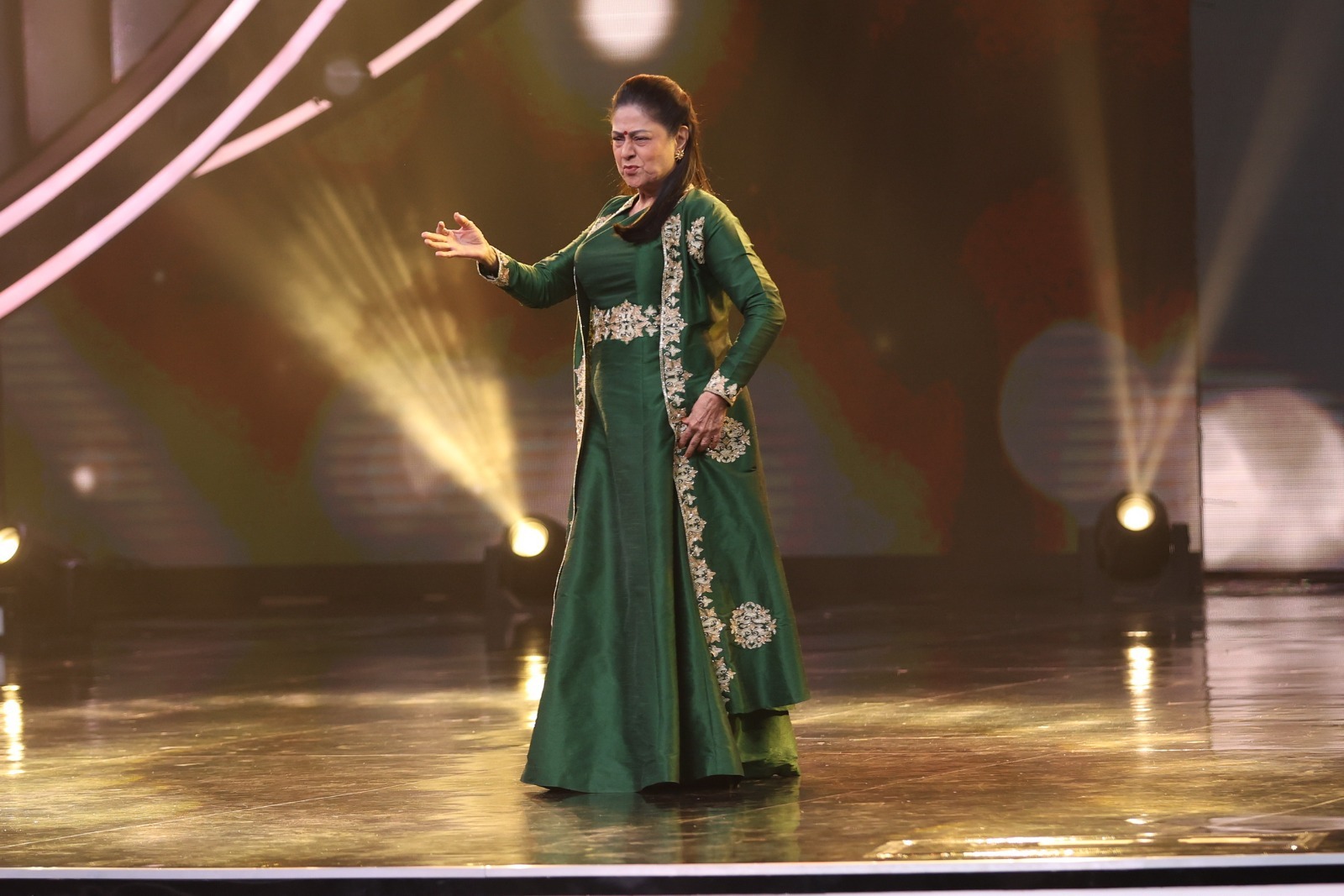 India's Best Dancer 3: Aruna Irani's SIZZLING MOVES On Meri Beri Ke Ber Mat Todo Proves She's Ultimate Diva