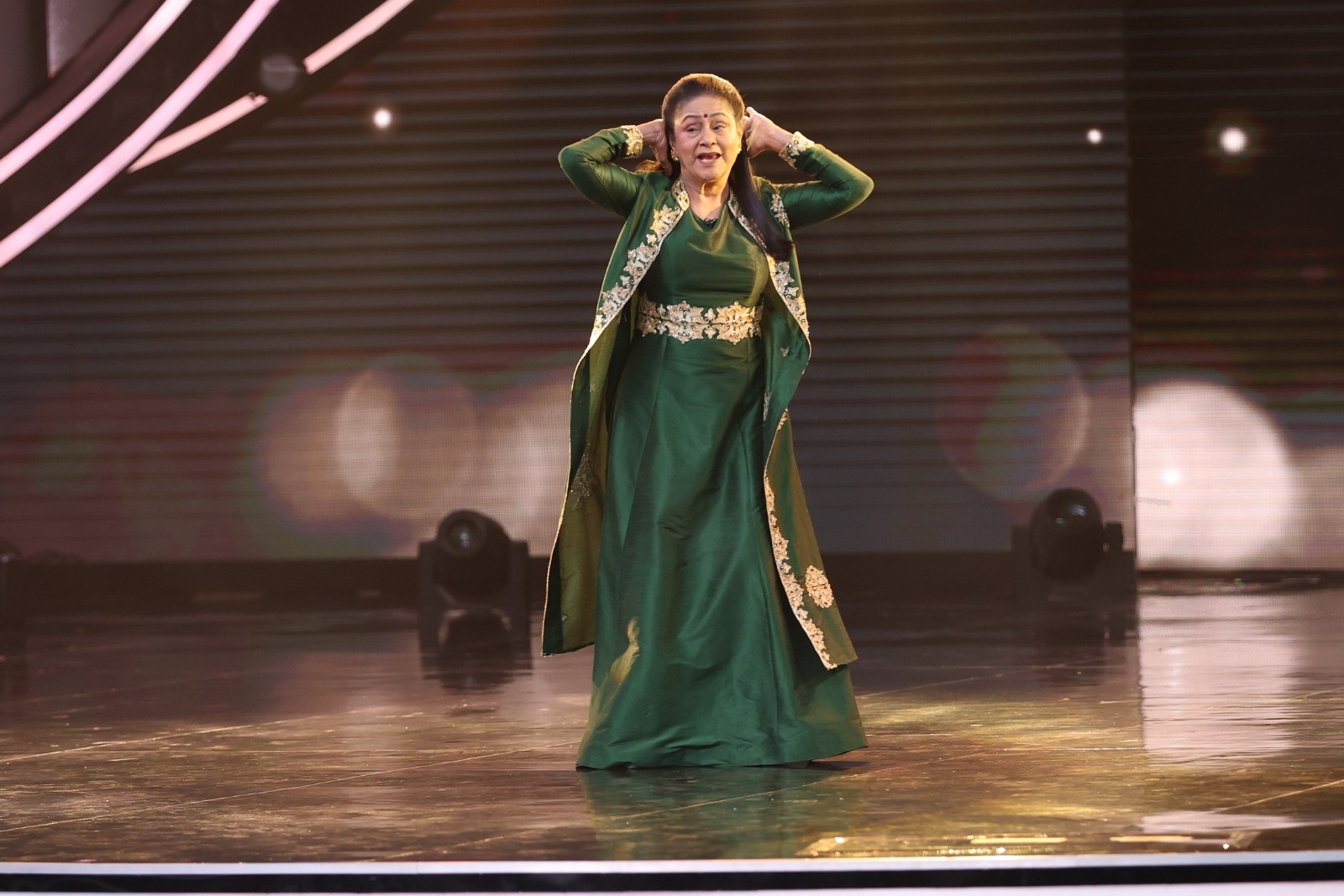 India's Best Dancer 3: Aruna Irani's SIZZLING MOVES On Meri Beri Ke Ber Mat Todo Proves She's Ultimate Diva