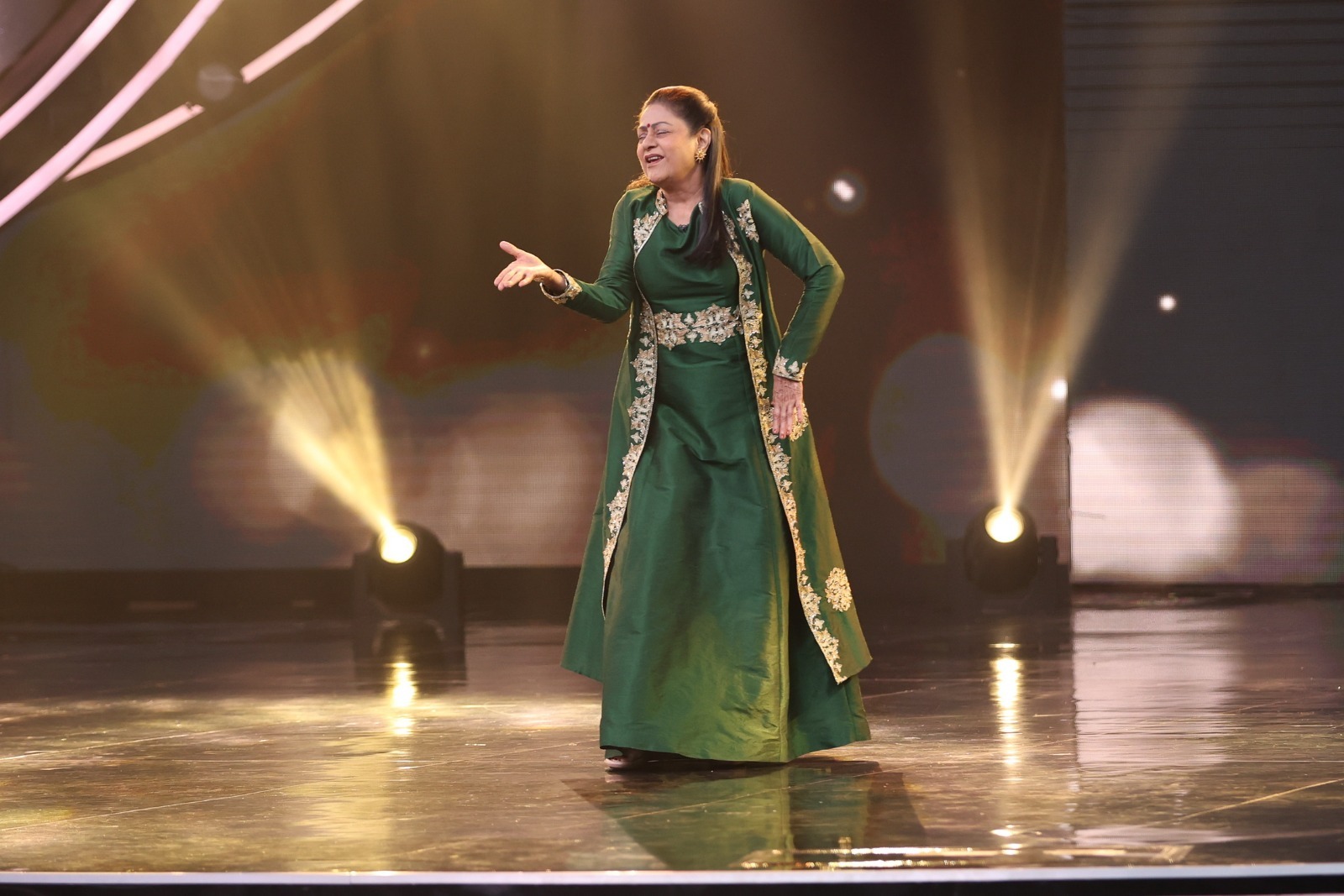 India's Best Dancer 3: Aruna Irani's SIZZLING MOVES On Meri Beri Ke Ber Mat Todo Proves She's Ultimate Diva