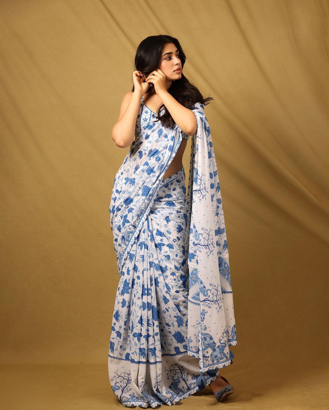 Krithi Shetty’s saree photoshoot leaves fans wanting more, slays the printed saree look with her beauty