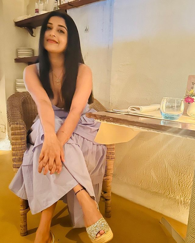 PHOTOS: கண் கூசும் கவர்ச்சி.. சண்டைக்கோழி மீரா ஜாஸ்மினா இப்படி.. ஷாக்கான ஃபேன்ஸ்!