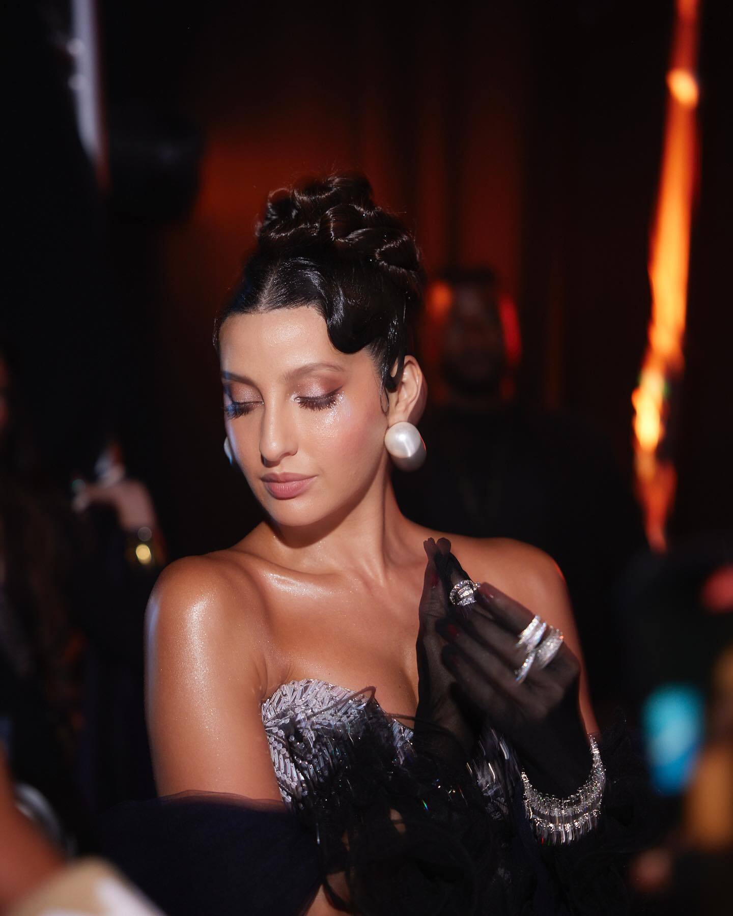 Nora Fatehi: नोरा फ़तेही का सिंड्रेला लुक देख फैन्स की बढ़ी दिल की धड़कने, तस्वीरों में एक्ट्रेस का दिखा हैवी क्लीवेज 