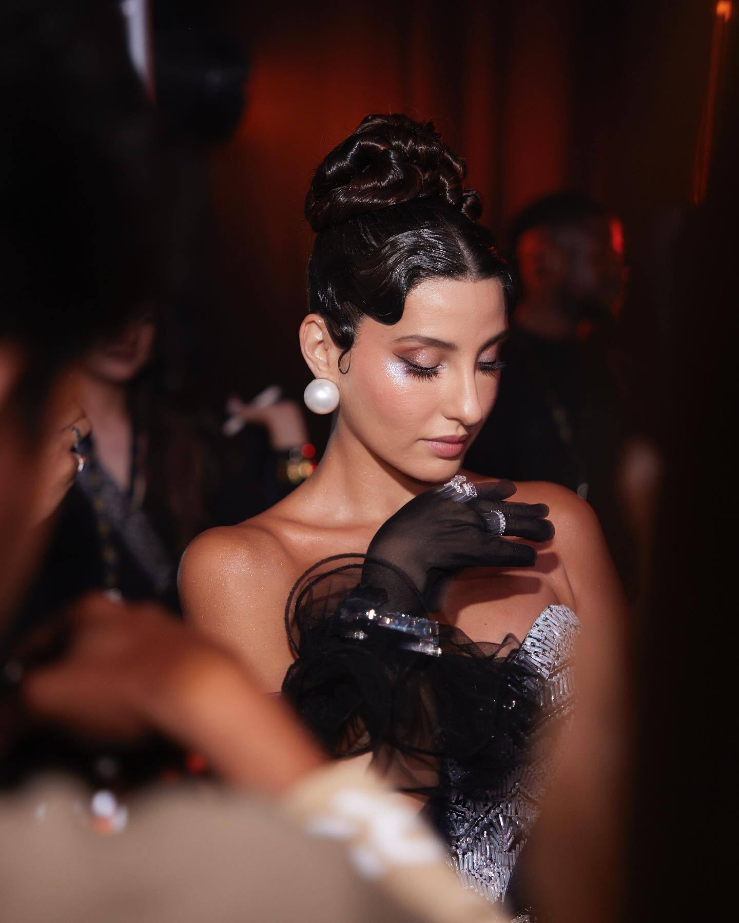 Nora Fatehi: नोरा फ़तेही का सिंड्रेला लुक देख फैन्स की बढ़ी दिल की धड़कने, तस्वीरों में एक्ट्रेस का दिखा हैवी क्लीवेज 