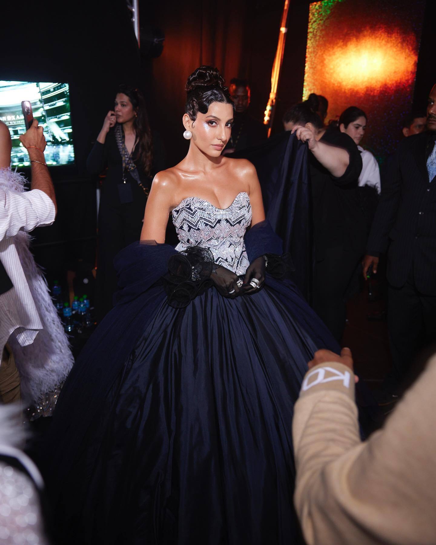 Nora Fatehi: नोरा फ़तेही का सिंड्रेला लुक देख फैन्स की बढ़ी दिल की धड़कने, तस्वीरों में एक्ट्रेस का दिखा हैवी क्लीवेज 