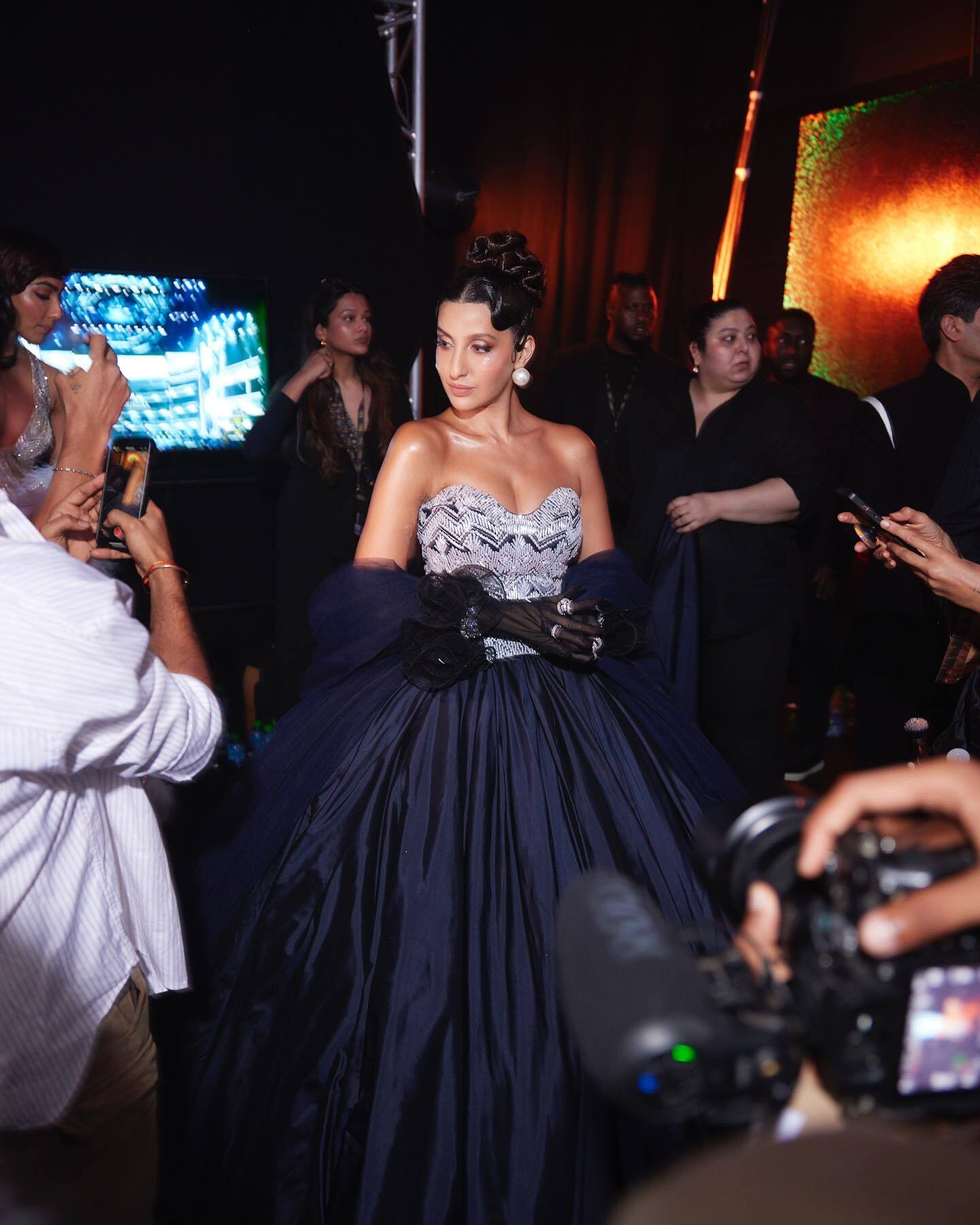 Nora Fatehi: नोरा फ़तेही का सिंड्रेला लुक देख फैन्स की बढ़ी दिल की धड़कने, तस्वीरों में एक्ट्रेस का दिखा हैवी क्लीवेज 