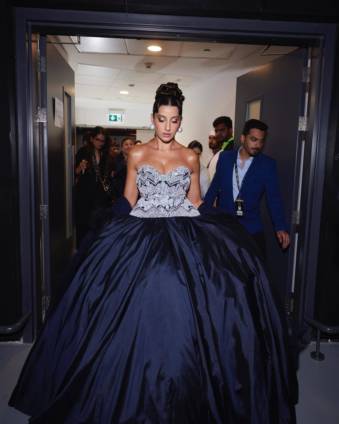 Nora Fatehi: नोरा फ़तेही का सिंड्रेला लुक देख फैन्स की बढ़ी दिल की धड़कने, तस्वीरों में एक्ट्रेस का दिखा हैवी क्लीवेज 