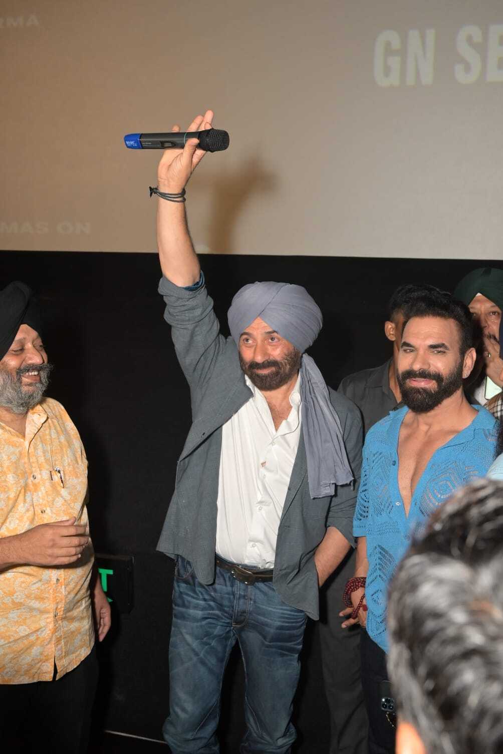 Sunny Deol Makes Grand Entry for Gadar 2 in New Delhi