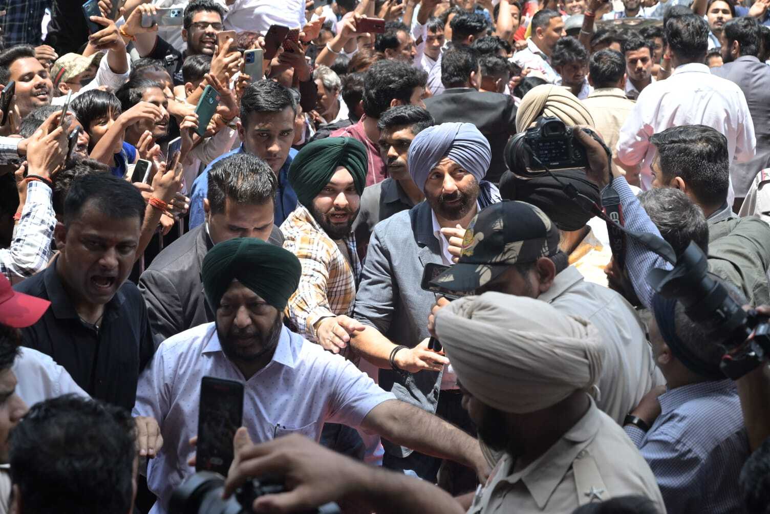 Sunny Deol Makes Grand Entry for Gadar 2 in New Delhi