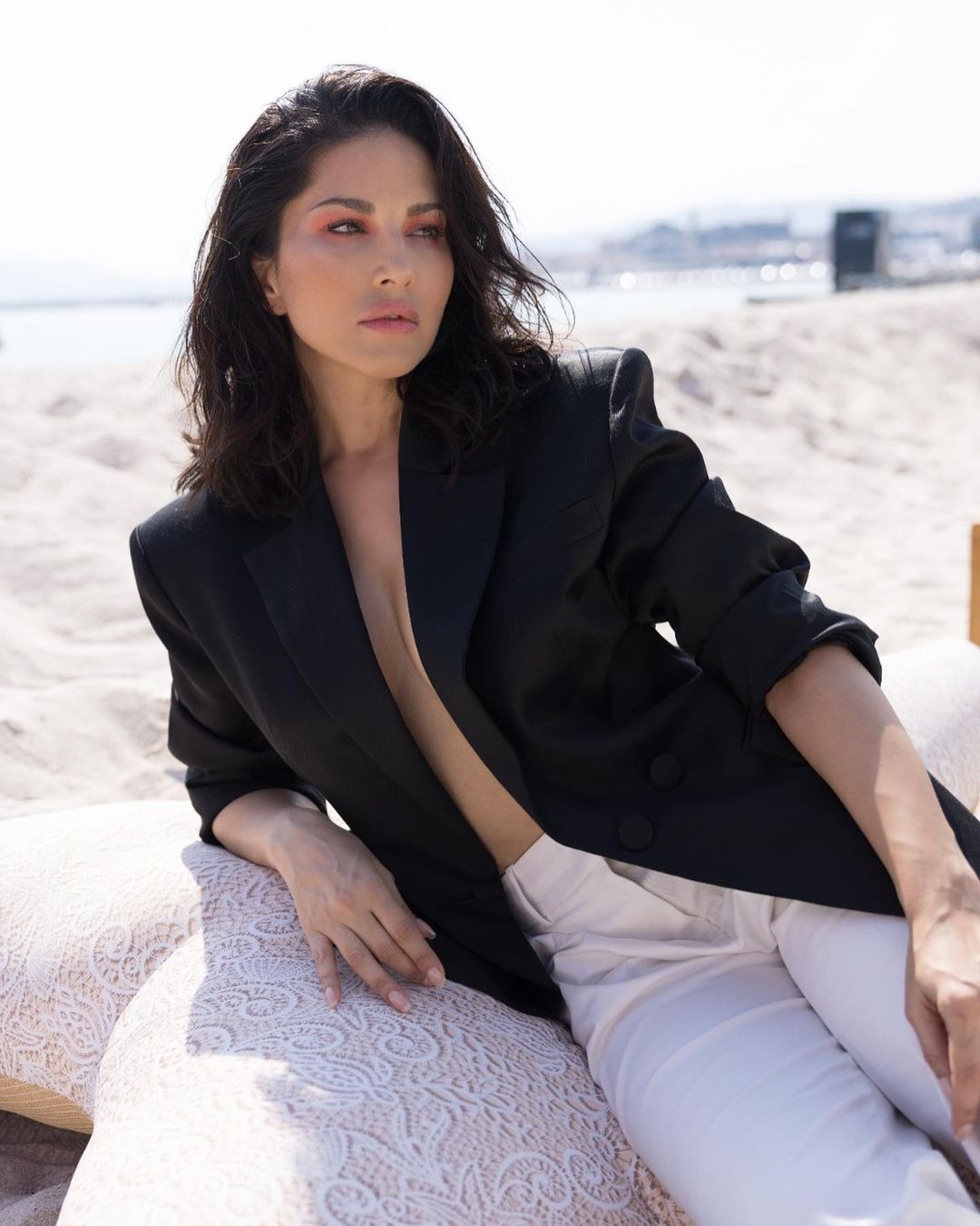 Sunny Leone Goes Braless at the French Riviera, Shows off Her Hot 'Bod' in Series of Glam Photos