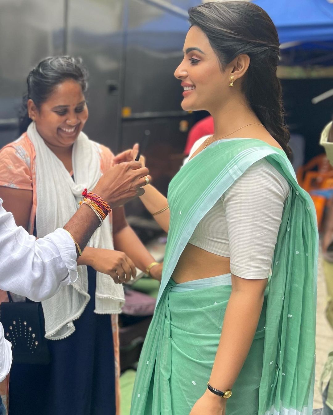 PHOTOS: இதென்ன ஜாக்கெட் இப்படி இருக்கே.. வாத்தி ஹீரோயினின் வேறலெவல் பிக்ஸ்!