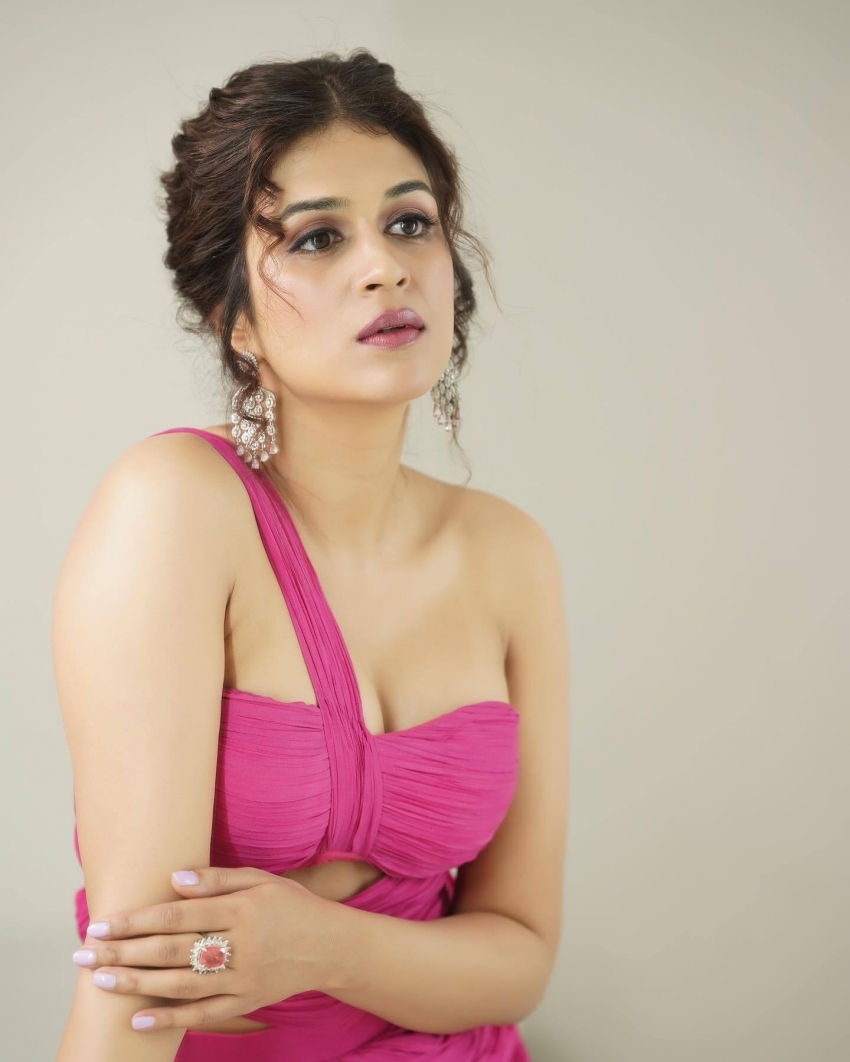 'ಕೋಟಿಗೊಬ್ಬ-3' ಬೆಡಗಿ ಶ್ರದ್ಧಾ ದಾಸ್ ಹಾಟ್ ಚಿತ್ರಗಳು 