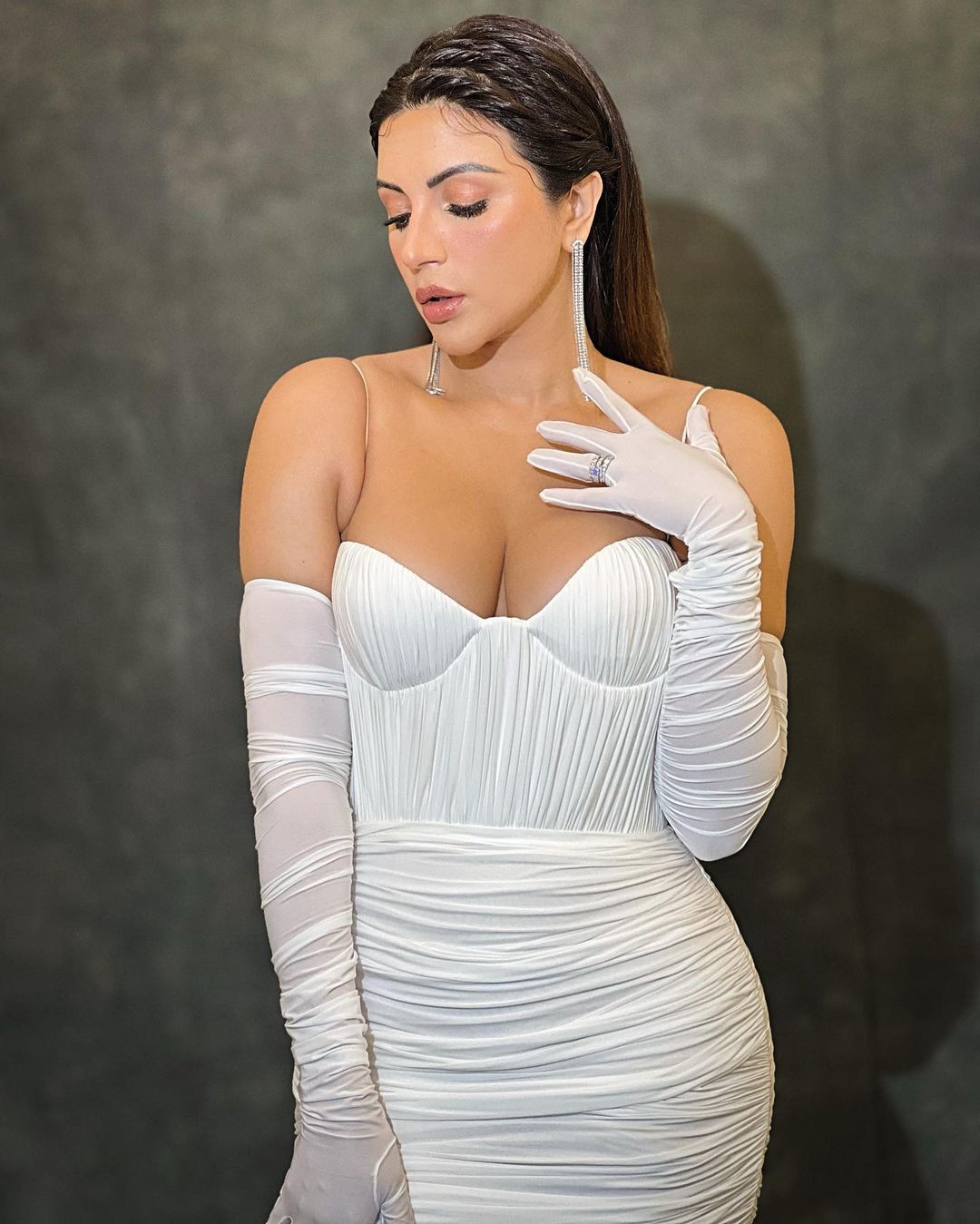 Shama Sikander: అతి దారుణంగా హీరోయిన్ హాట్ షో.. ఎద అందాలు మొత్తం చూపిస్తుందిగా!