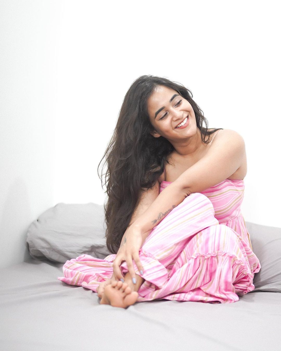 Deepthi Sunaina: ప్రకృతిలో దీప్తి సునైనా అందాల ప్రదర్శన.. గ్లామర్ ఫొటోలు వైరల్